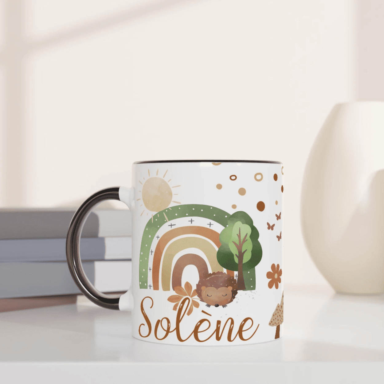 Mug personnalisé avec illustration bohème et décor naturel, intérieur noir, pour une touche chic et épurée.