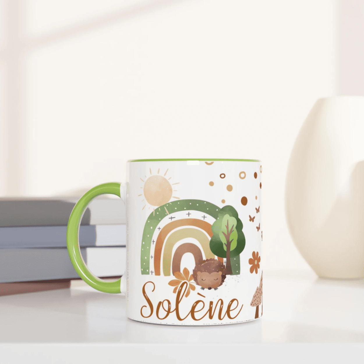 Tasse personnalisée avec motifs végétaux et petit hérisson, intérieur vert, un cadeau original et organique.
