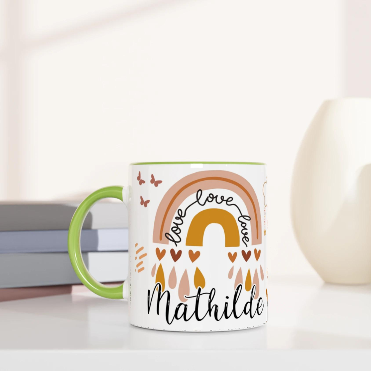 Tasse personnalisée avec éléments naturels et arc-en-ciel stylisé, intérieur vert, un cadeau apaisant et harmonieux.