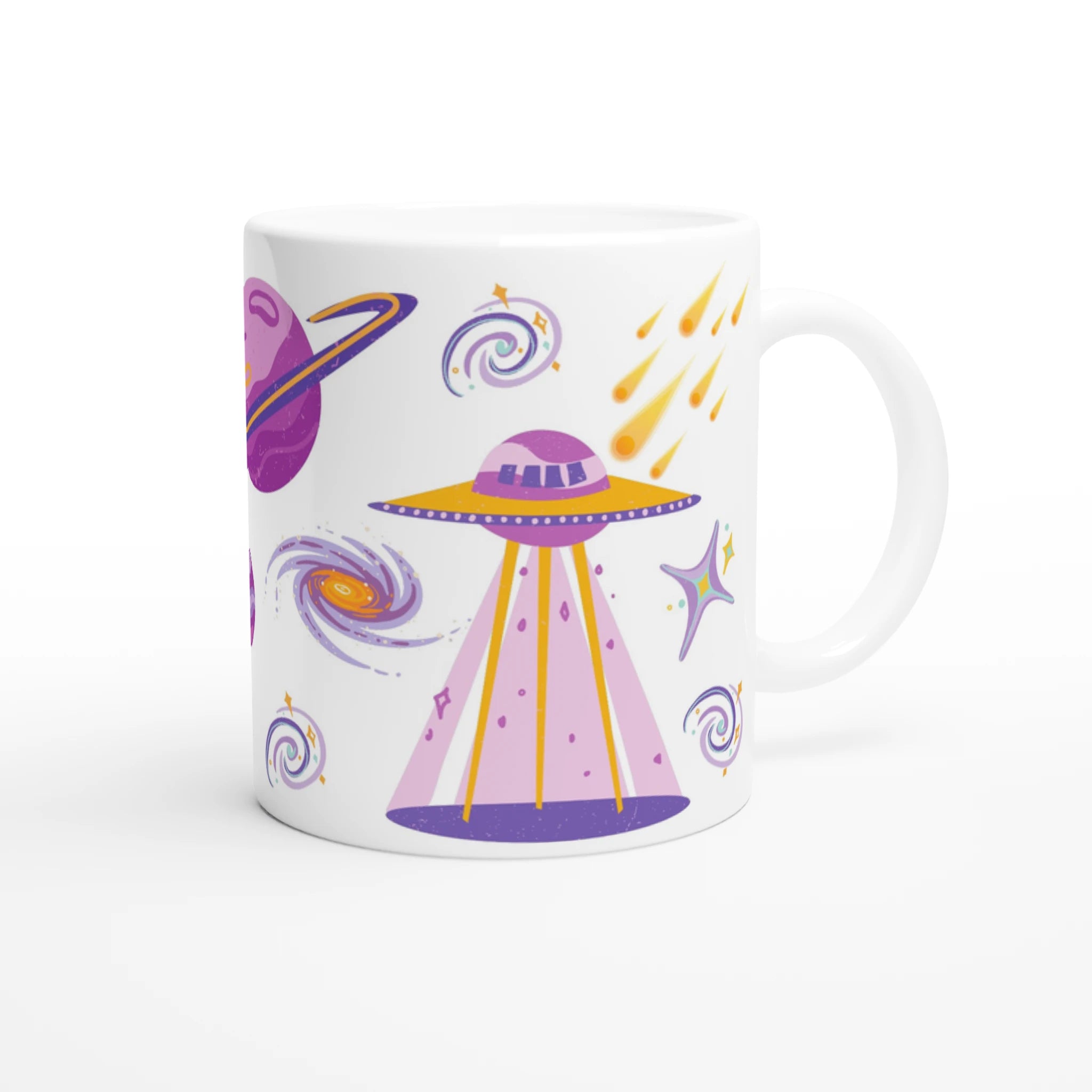 Mug personnalisé tout blanc avec illustration d’astronaute et soucoupe volante, un cadeau parfait pour les petits explorateurs de l’espace