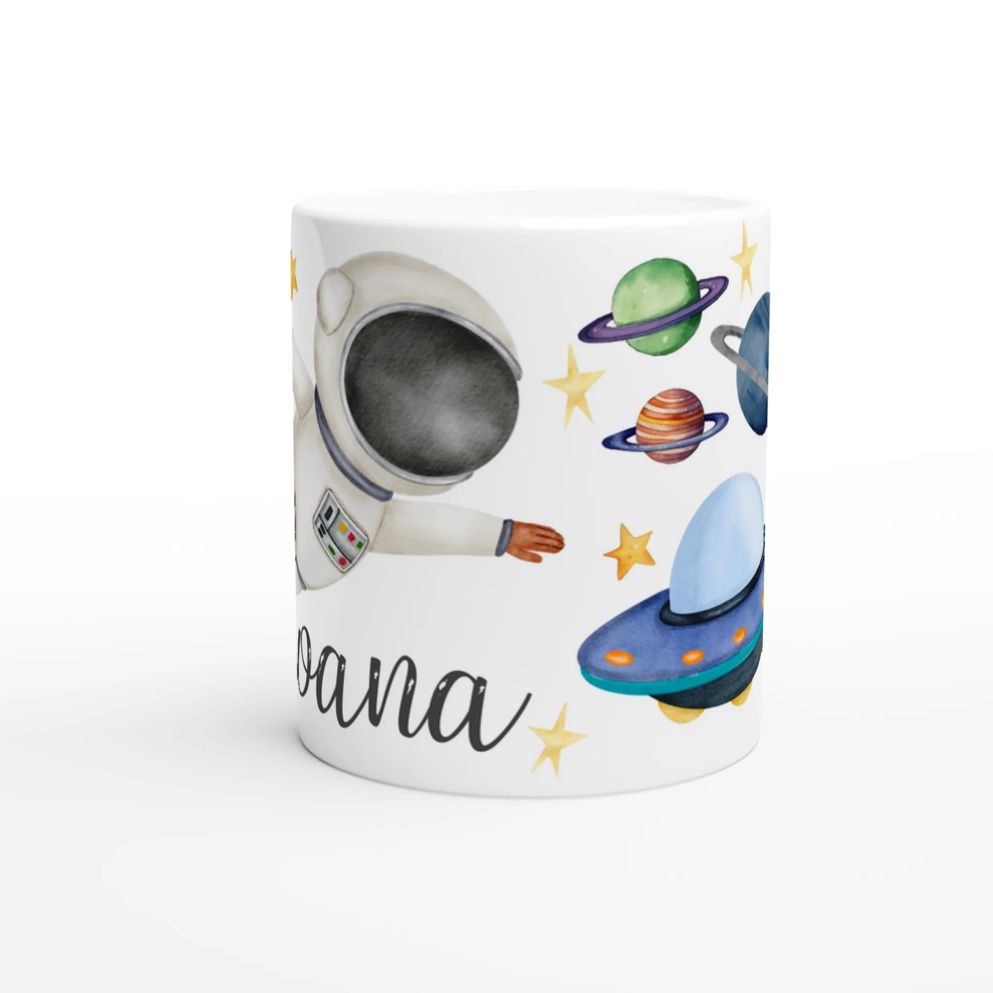 Mug personnalisé tout blanc avec astronaute flottant dans l’espace et extraterrestres, parfait pour un cadeau enfant original.