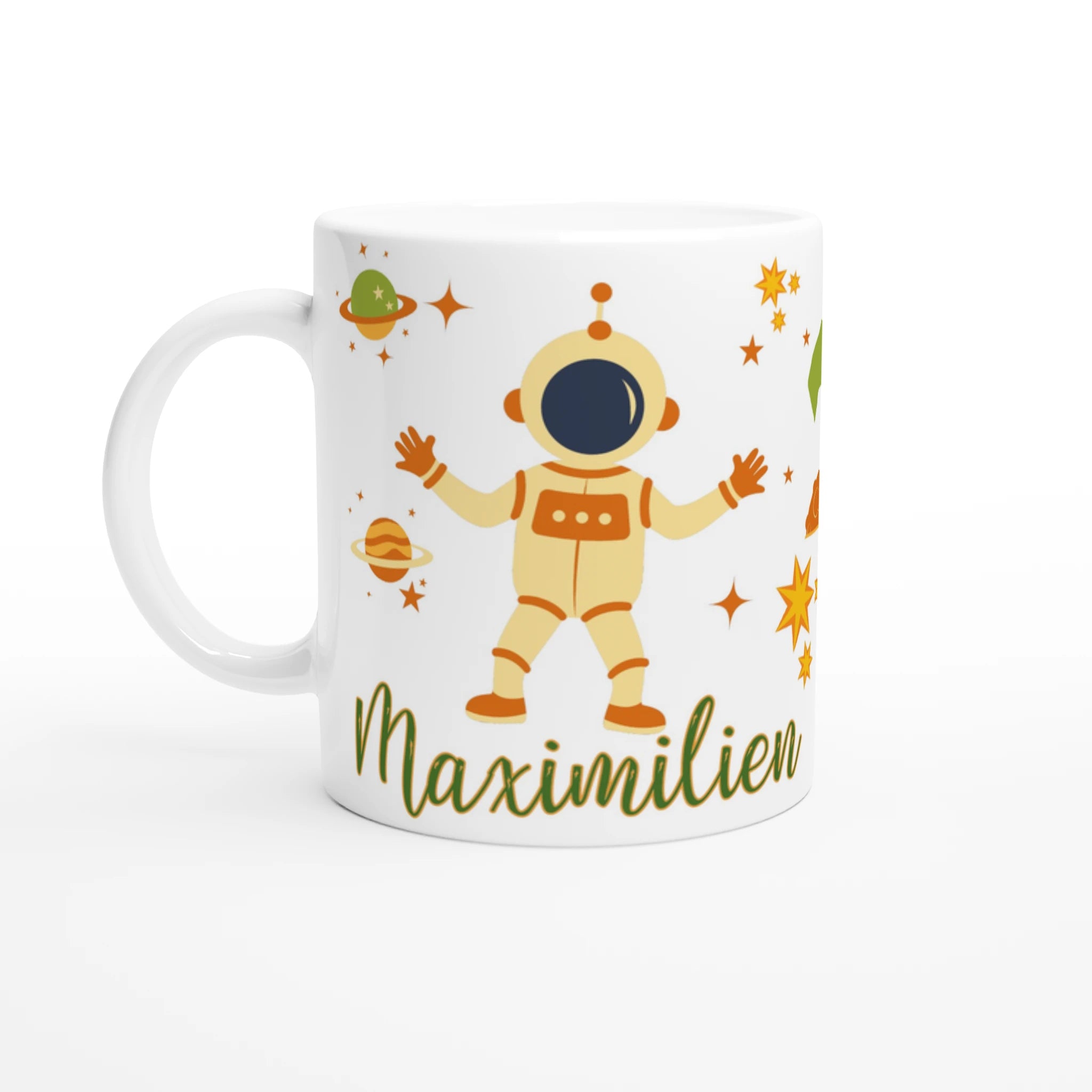 Mug personnalisé tout blanc avec astronaute et fusée entourés de planètes et étoiles, idéal pour un cadeau enfant original.