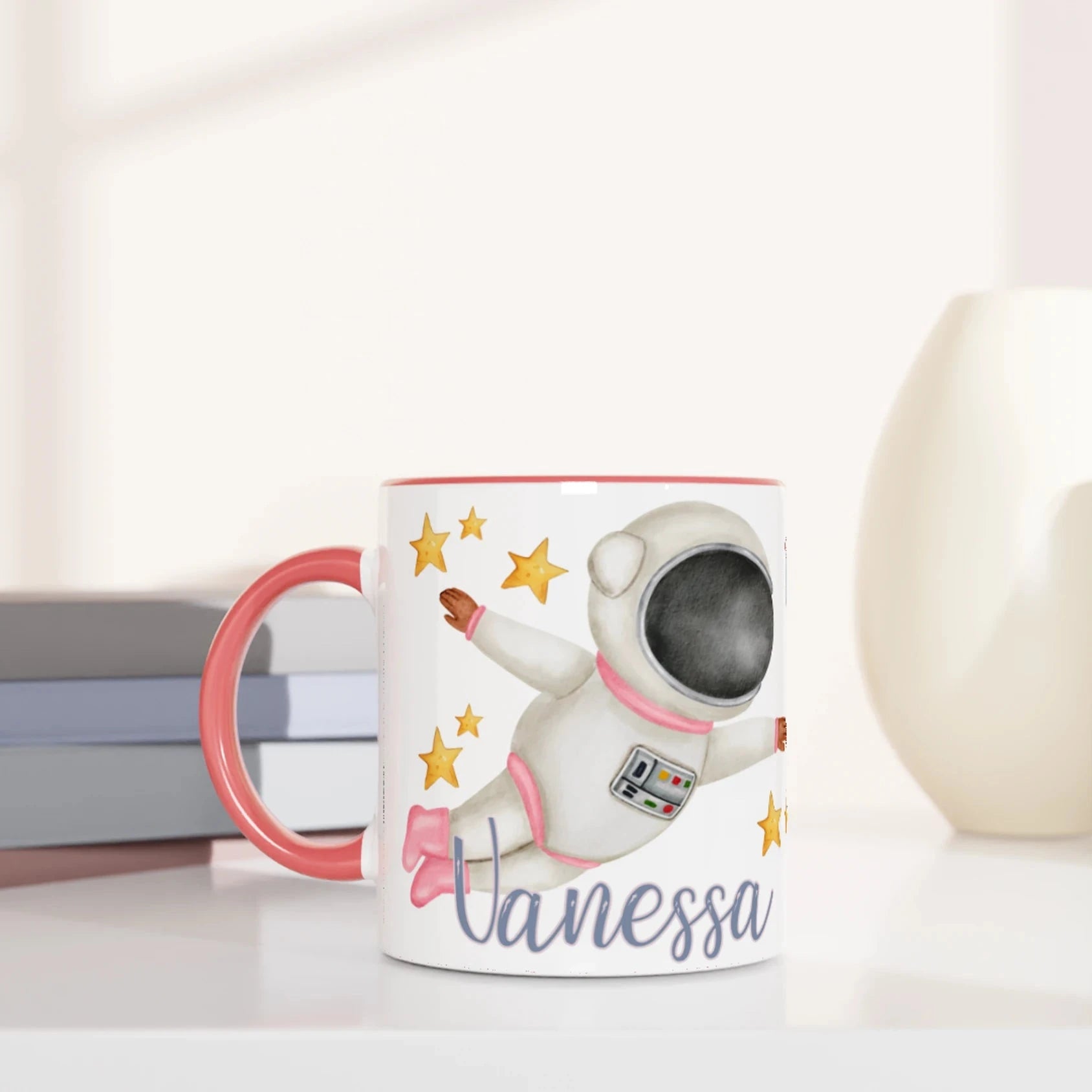 Tasse personnalisée avec exploratrice de l’espace et fusée rose, intérieur rose, idéale pour un cadeau féerique.