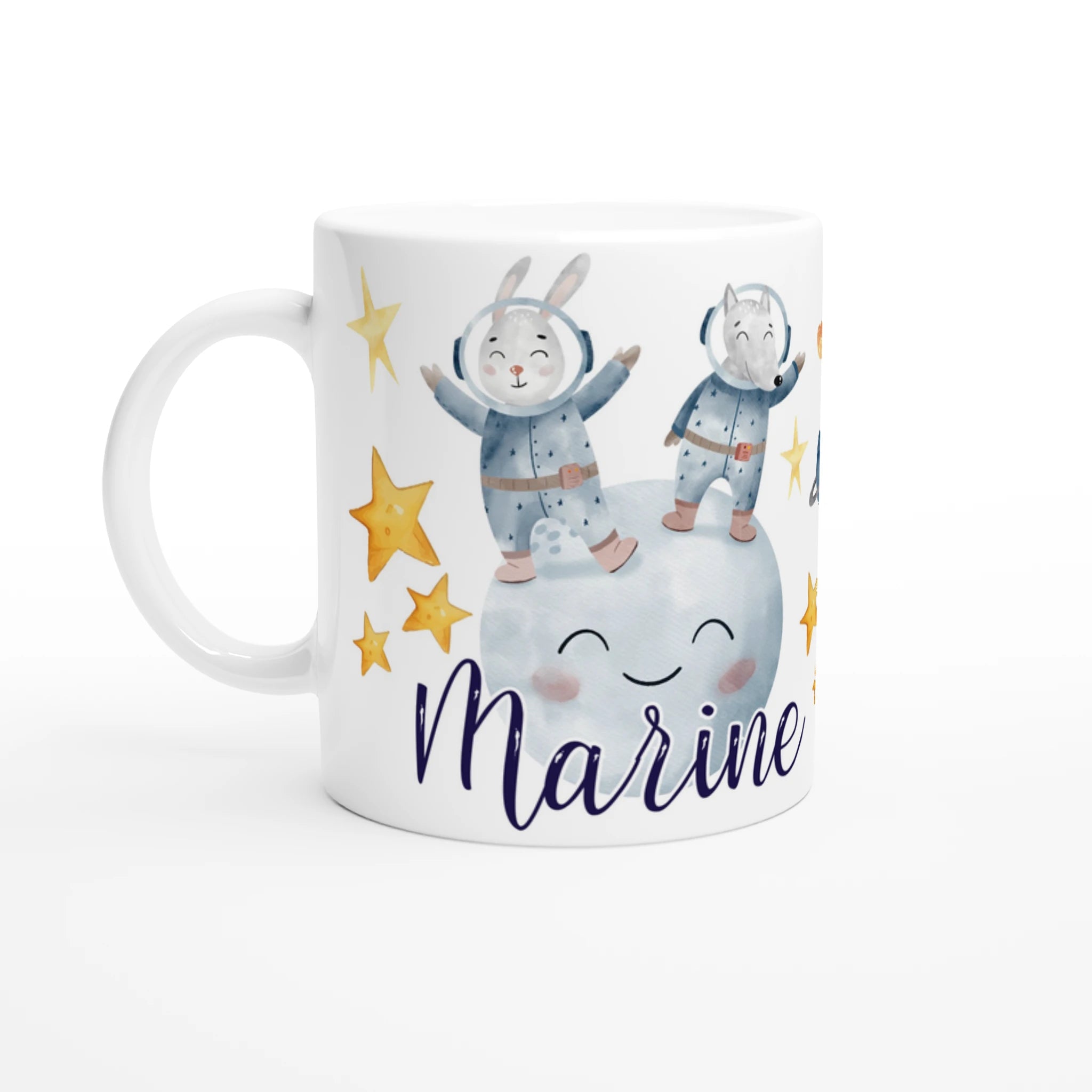 Mug personnalisé tout blanc avec illustration de lapins astronautes flottant dans l’espace, parfait pour un cadeau enfant original.