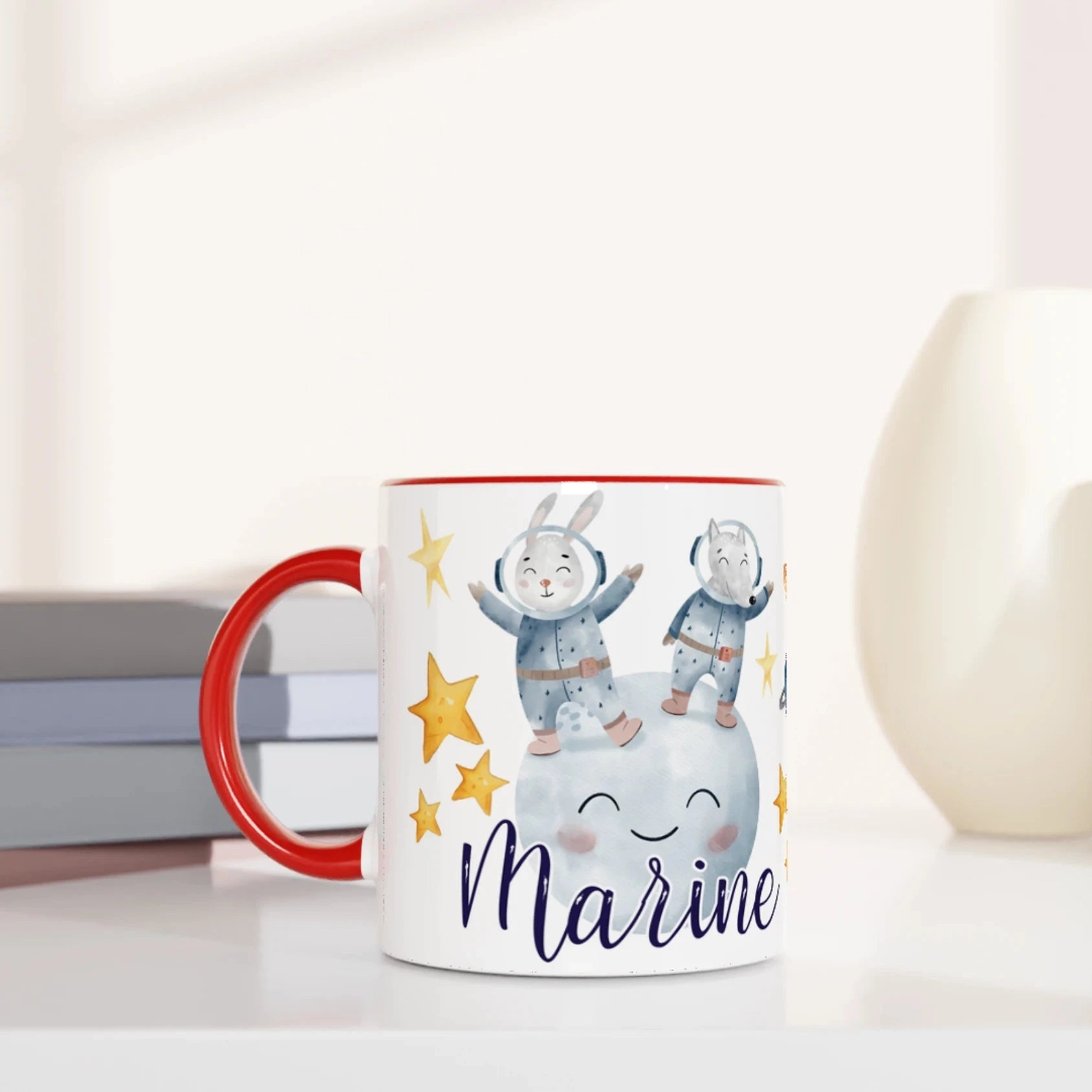 Mug personnalisé avec lapins flottant parmi les étoiles, intérieur rouge, parfait pour un cadeau dynamique et unique.