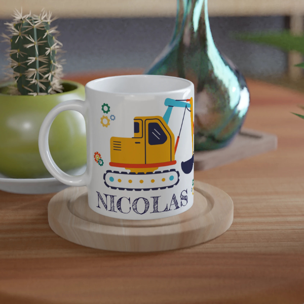 Mug personnalisé tout blanc avec engins de chantier et panneaux de construction, idéal pour un cadeau fun et original.