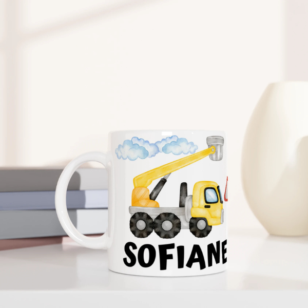 Mug personnalisé tout blanc avec camions de chantier et tracteurs en aquarelle, parfait pour un cadeau ludique et original.