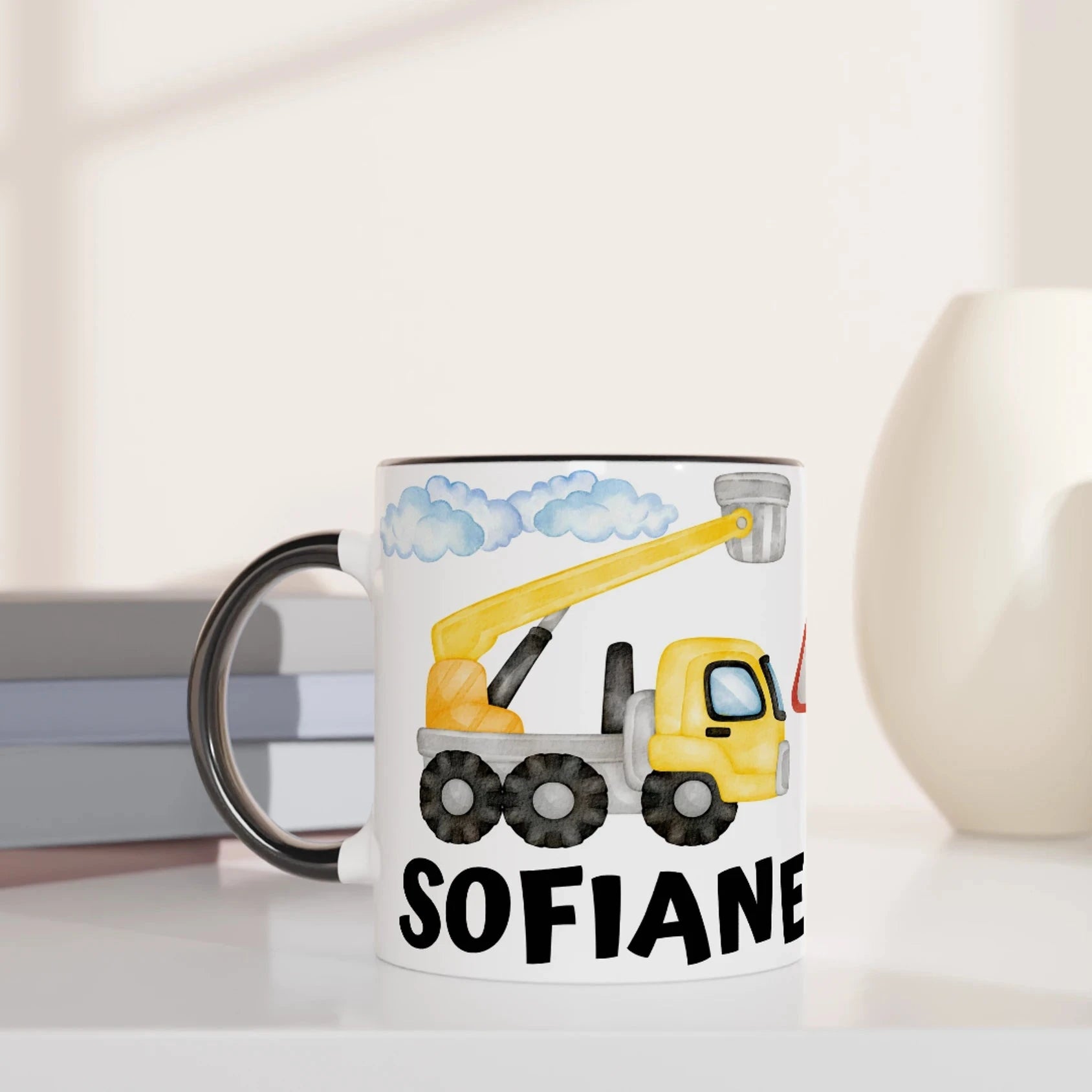 Mug personnalisé avec grue, tracteur et panneaux de signalisation, intérieur noir, pour une touche moderne et contrastée.