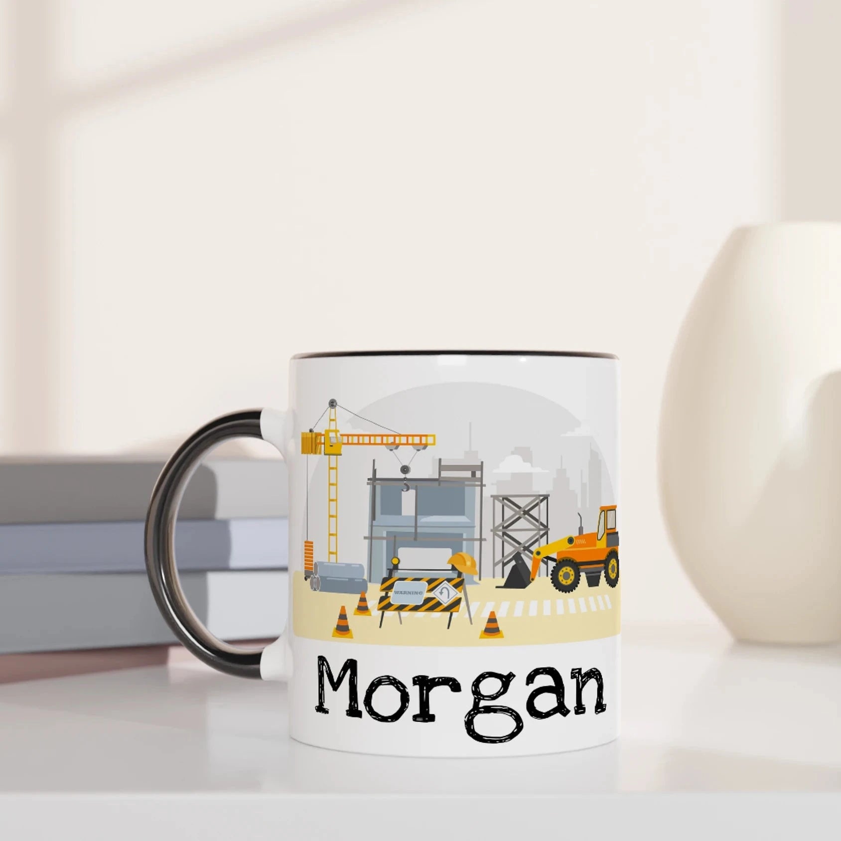 Mug personnalisé avec chantier, grues et panneaux de signalisation, intérieur noir, parfait pour un cadeau moderne et unique.