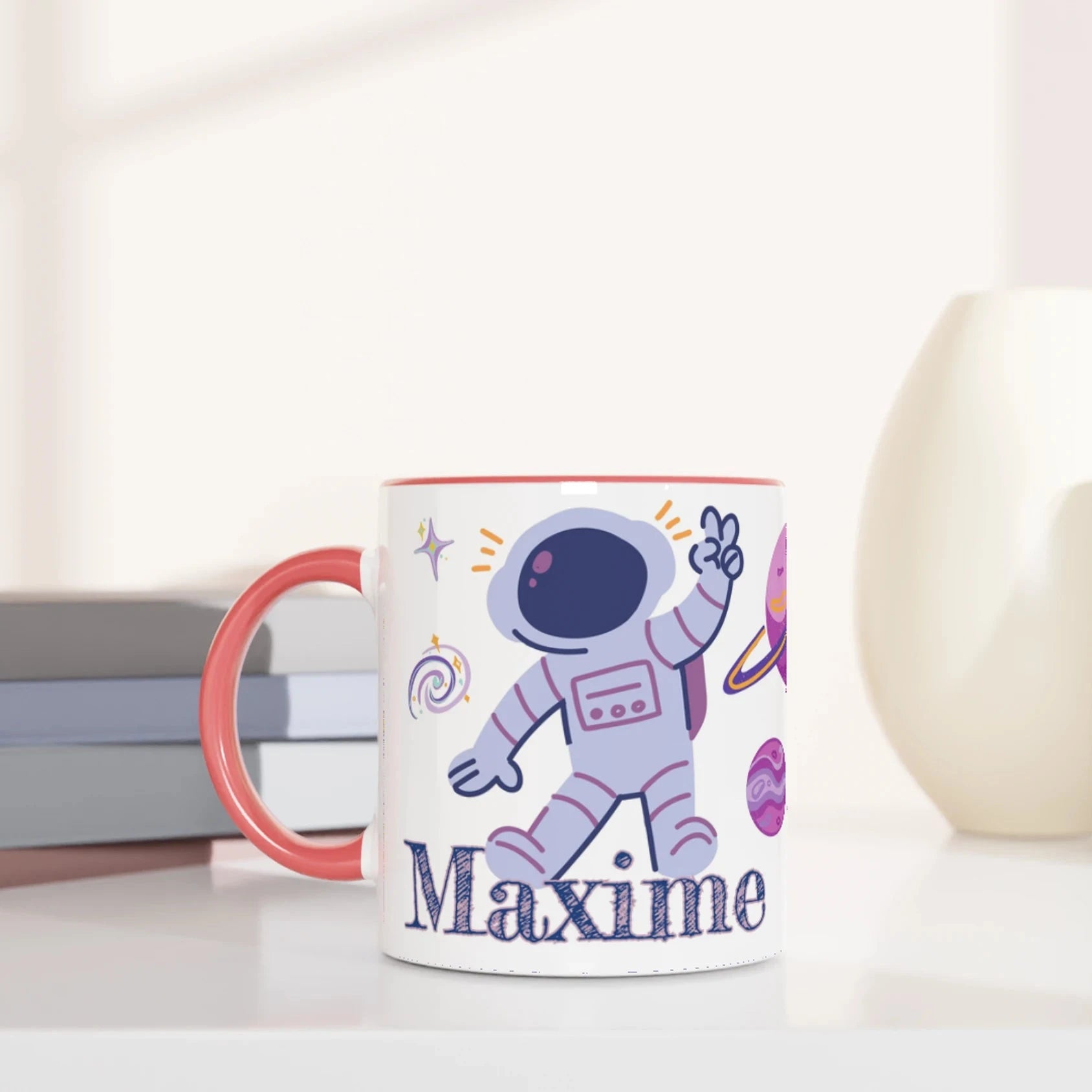 Tasse personnalisée avec astronaute en combinaison violette et planète, intérieur rose, idéale pour un cadeau féerique.