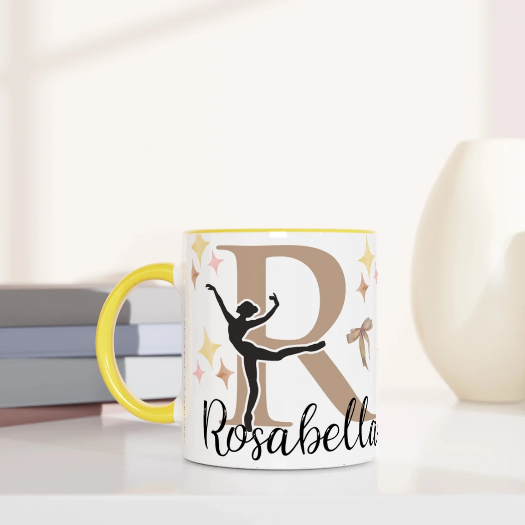 Tasse personnalisée avec prénom, ballerine et pointes de danse classique, intérieur jaune, parfaite pour un cadeau unique pour enfant.