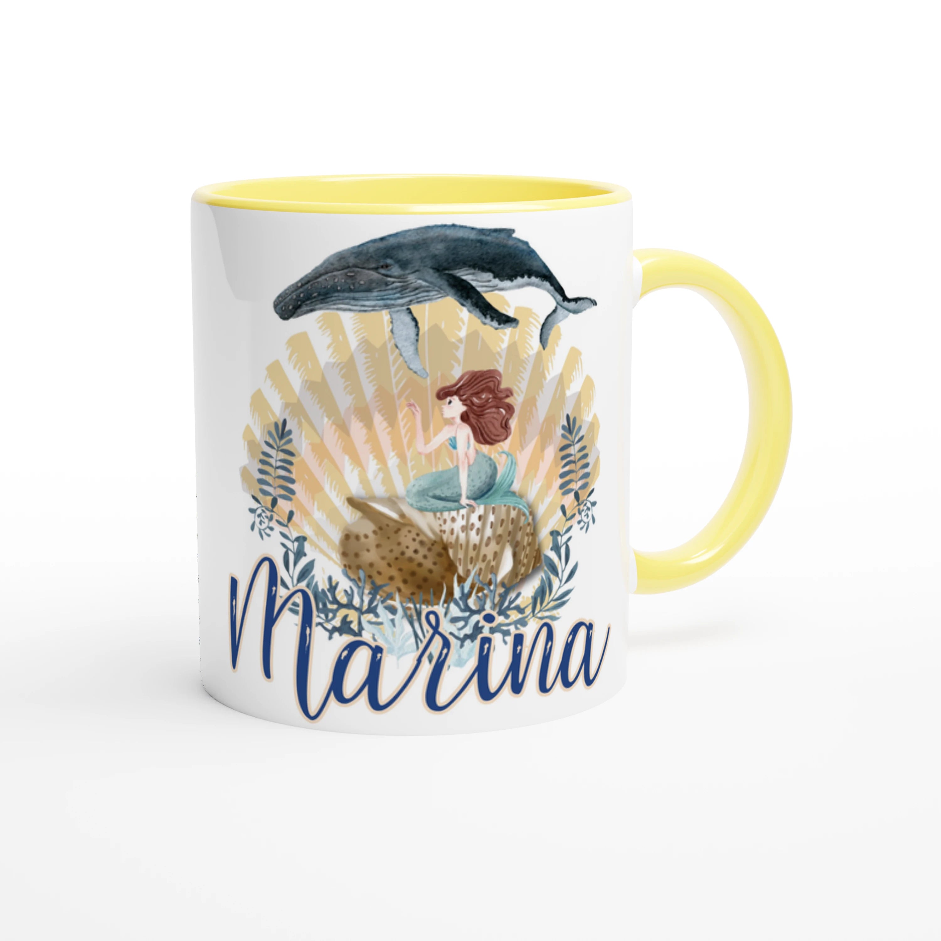 Tasse personnalisée avec prénom, design de sirène et animaux marins, intérieur jaune, cadeau joyeux pour une enfant rêveuse.