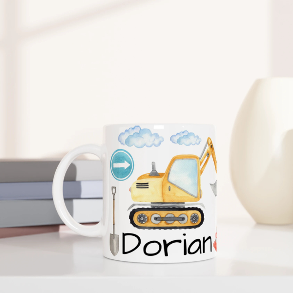 Mug personnalisé tout blanc avec illustration d’engins de chantier et panneaux de signalisation, parfait pour un cadeau ludique et original.