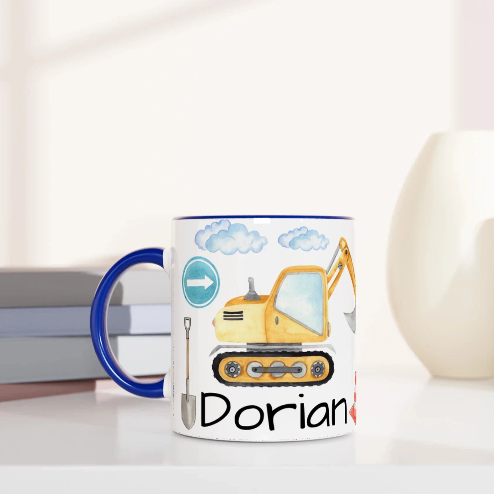 Mug personnalisé avec grues et pelleteuses en dessin aquarelle, intérieur bleu, parfait pour un petit passionné de véhicules de chantier.