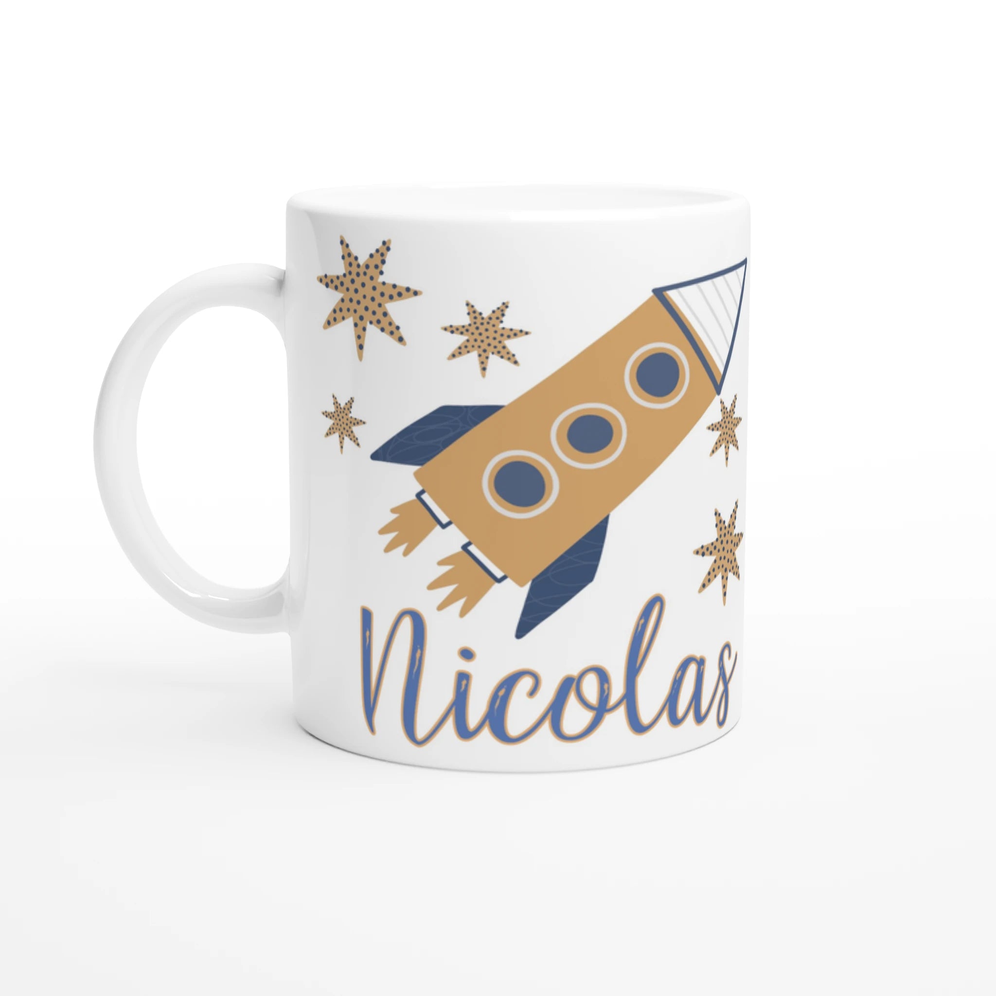 Mug personnalisé tout blanc avec fusée et planètes, parfait pour un cadeau enfant original et ludique.