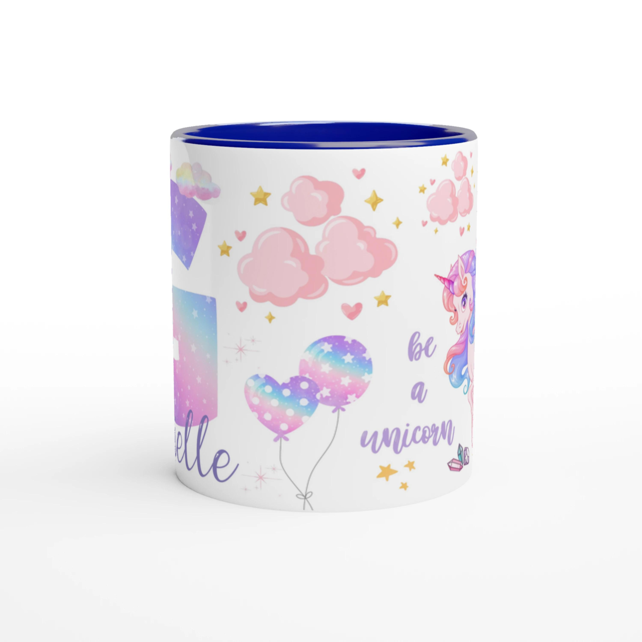 Mug personnalisé avec licorne volante et initiale magique, intérieur bleu, idéal pour une petite rêveuse passionnée d’aventures enchantées.