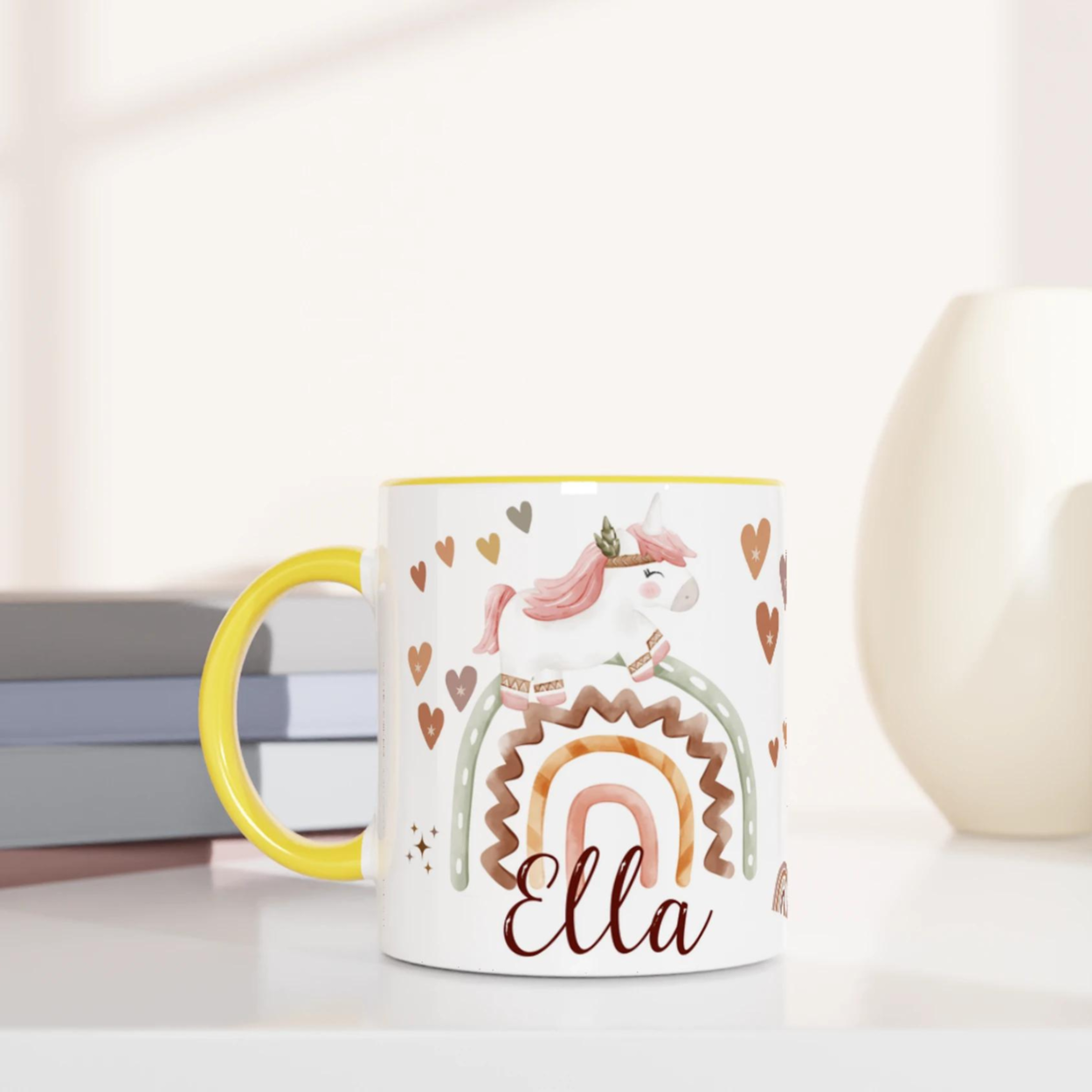 Mug personnalisé avec licorne au style bohème et étoiles scintillantes, intérieur jaune, parfait pour un cadeau lumineux et joyeux.