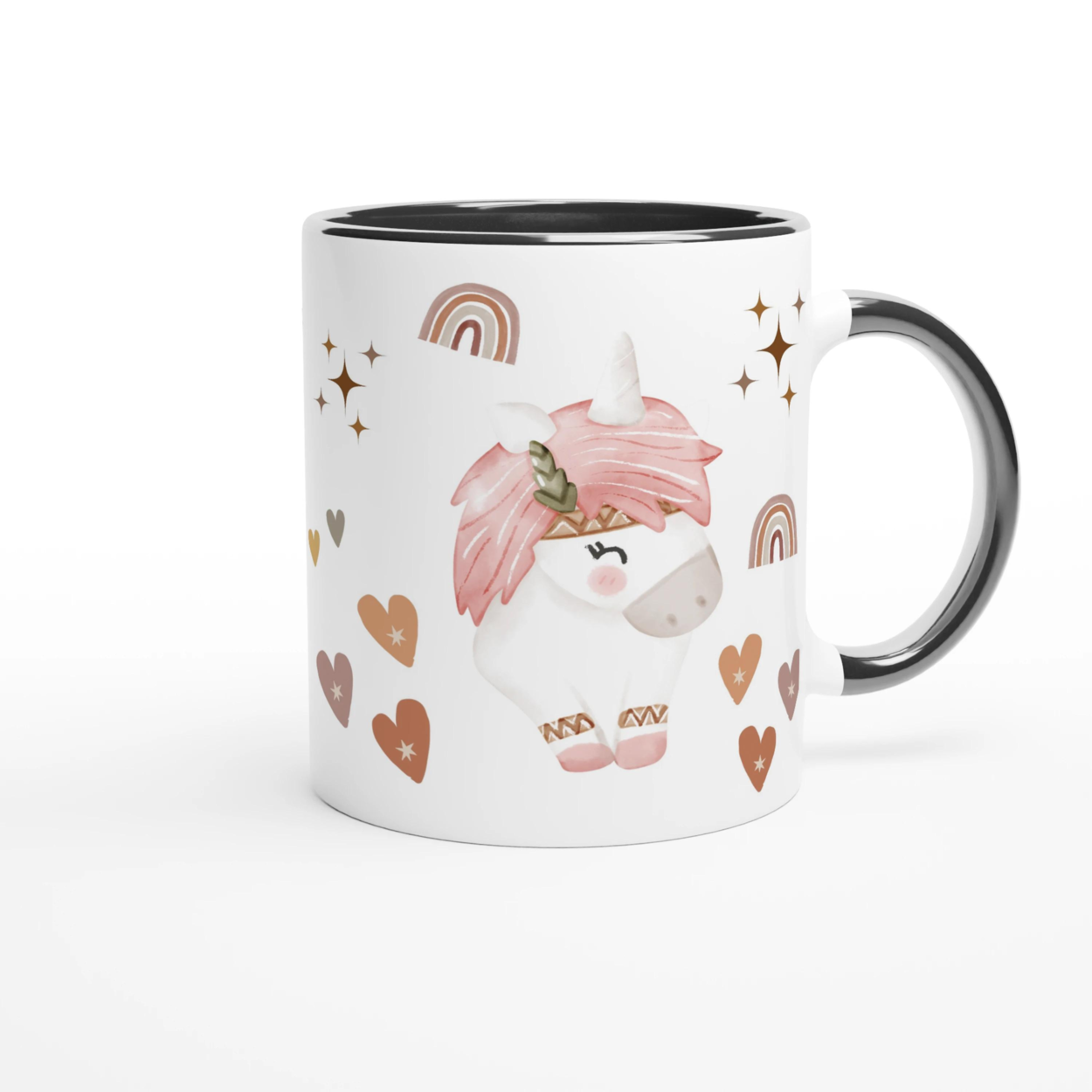 Mug personnalisé avec licorne et cœurs bohèmes, intérieur noir, pour une touche élégante et mystérieuse.