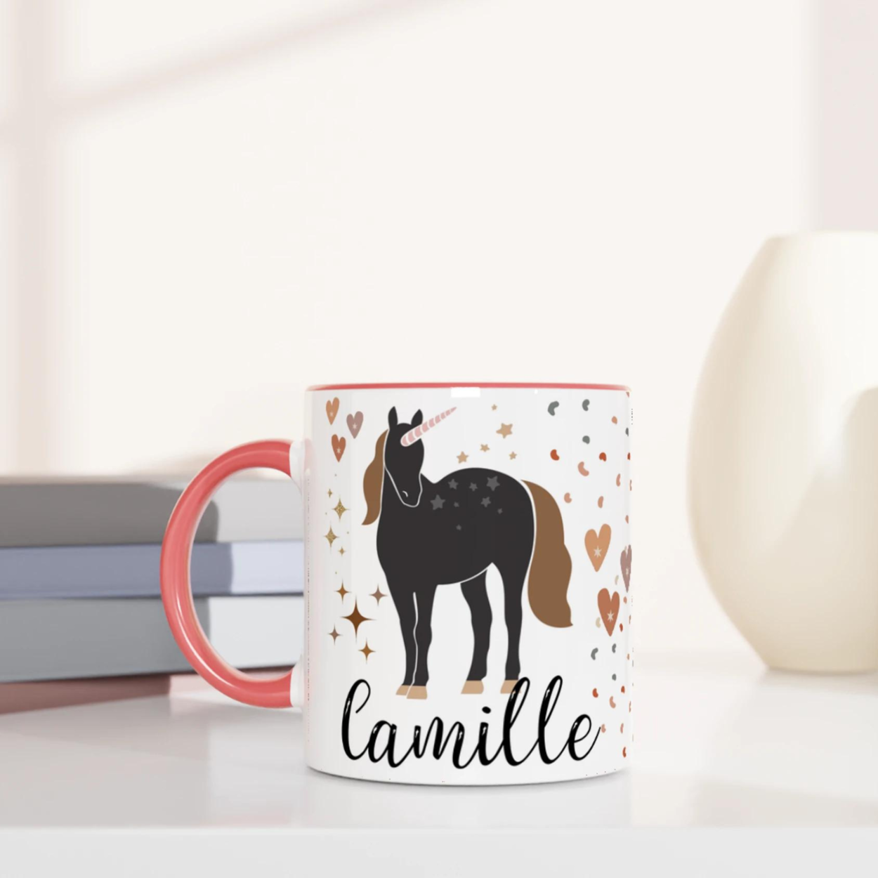 Tasse personnalisée avec licorne rose et détails dorés, intérieur rose, idéale pour un cadeau tendre et magique.