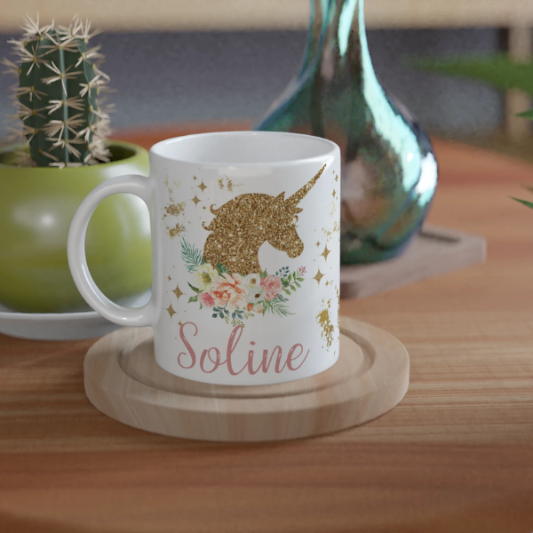 Mug personnalisé tout blanc avec licorne dorée et fleurs romantiques, idéal pour un cadeau magique et raffiné.