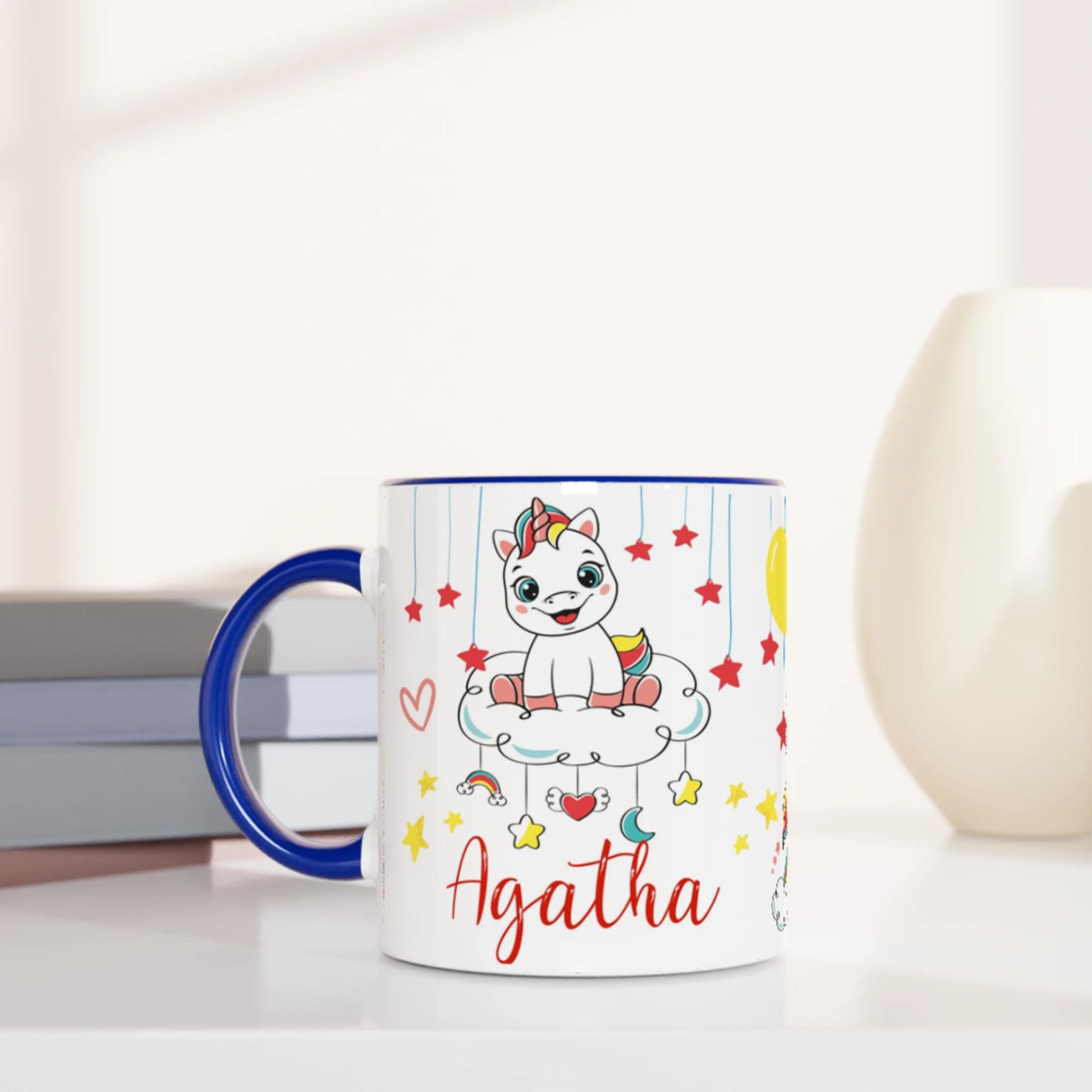 Mug personnalisé avec licorne et ciel rempli de petites étoiles, intérieur bleu, idéal pour une petite rêveuse passionnée de magie.