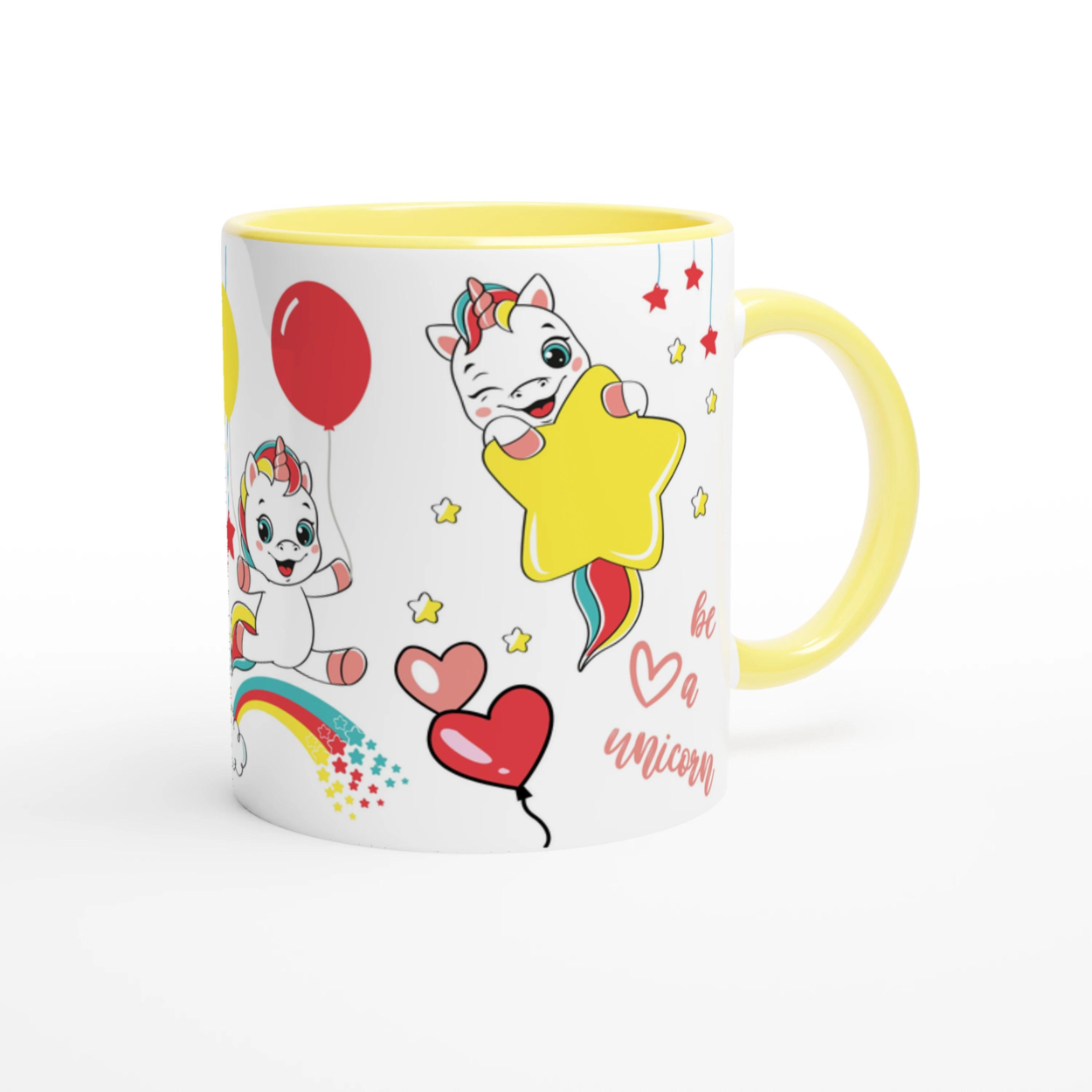 Mug personnalisé avec licorne et pluie d’étoiles scintillantes, intérieur jaune, parfait pour un cadeau lumineux et joyeux.