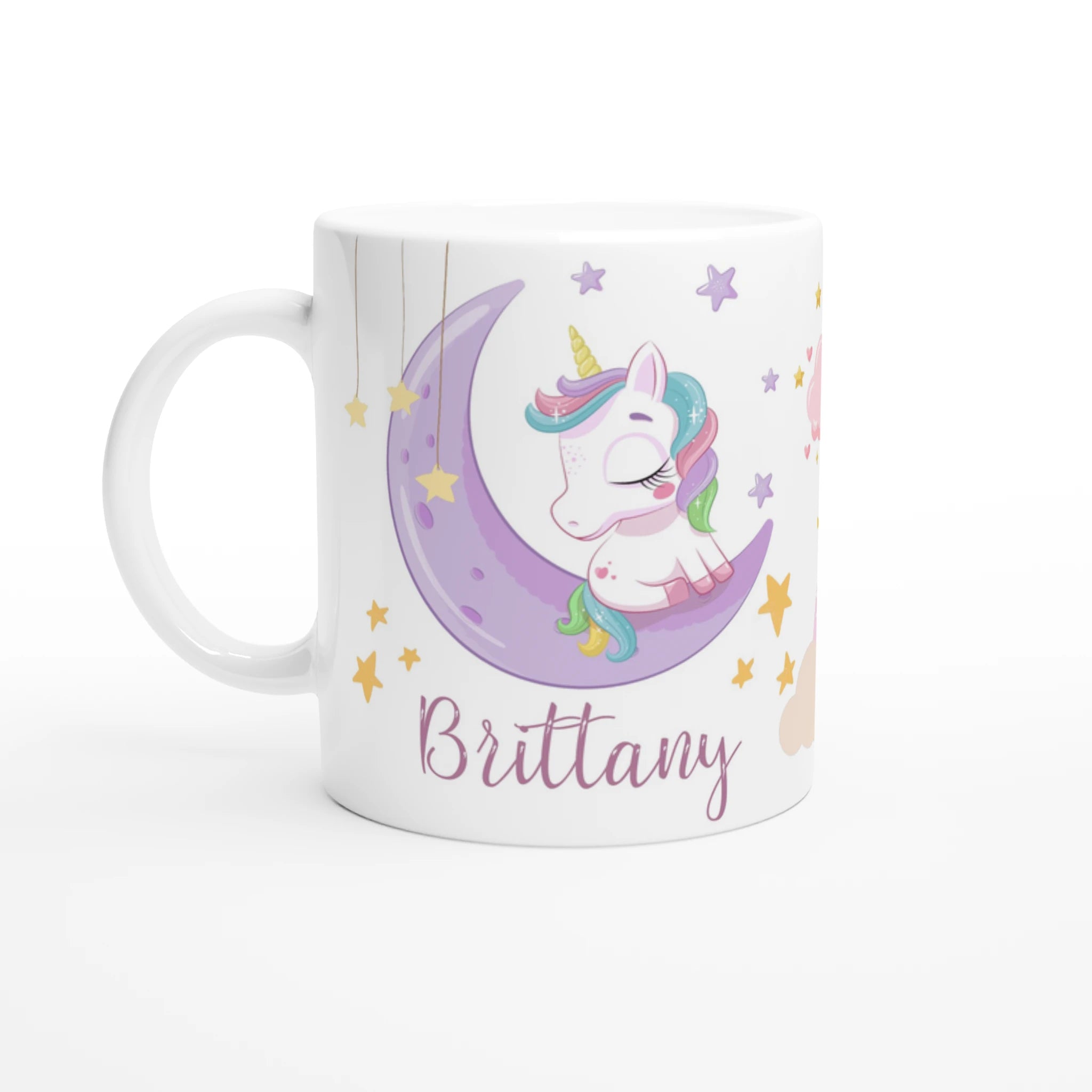Mug personnalisé tout blanc avec licorne endormie sur un croissant de lune et arc-en-ciel, idéal pour un cadeau féerique et apaisant.