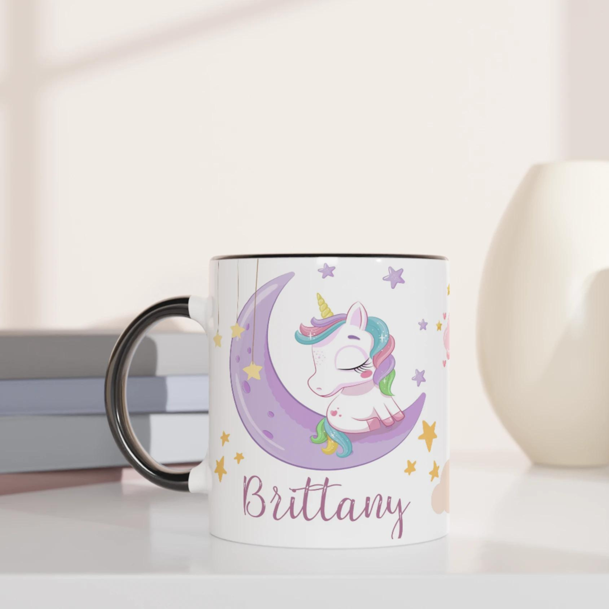 Mug personnalisé avec licorne céleste et décor étoilé, intérieur noir, pour une touche élégante et mystique.