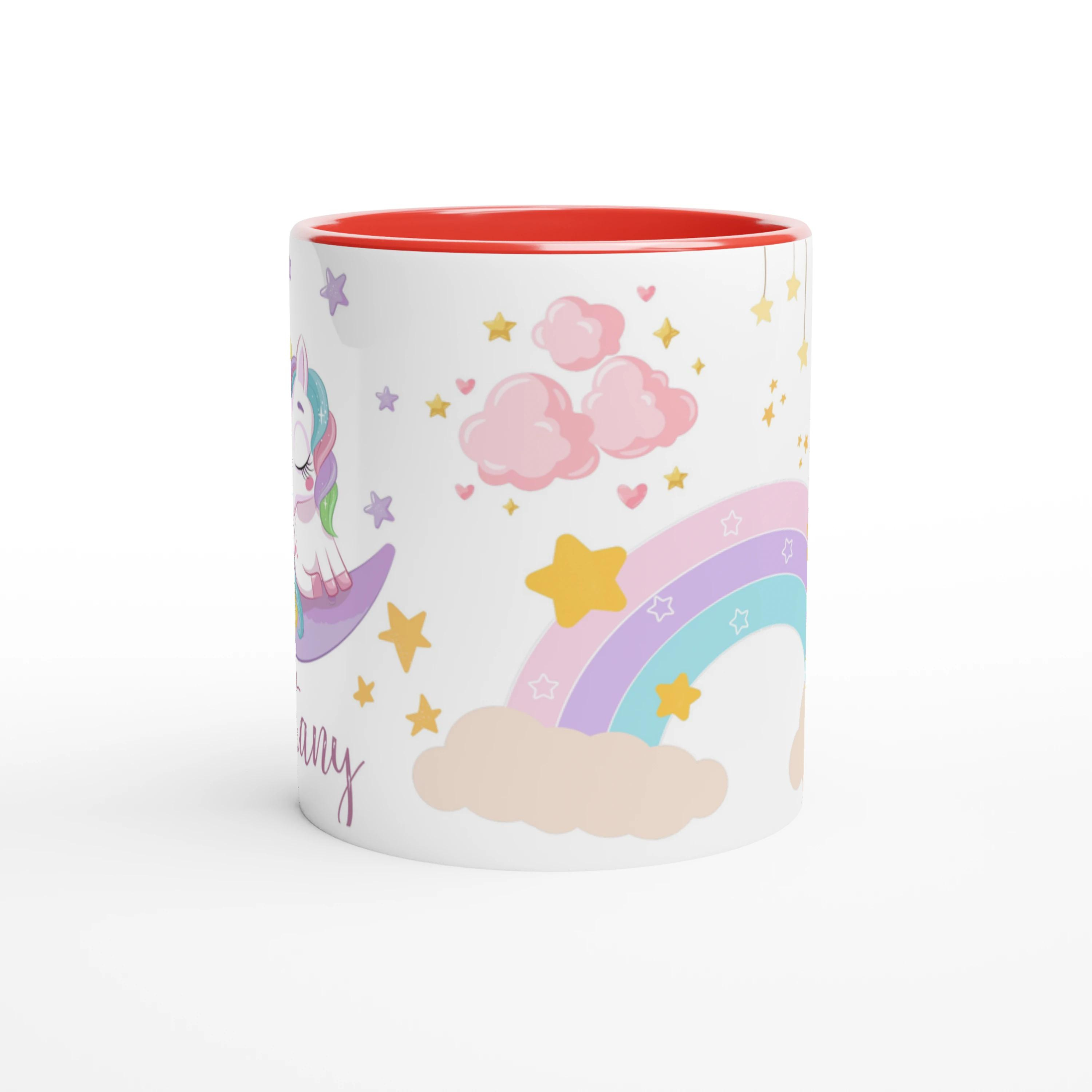 Tasse personnalisée avec licorne, nuages et arc-en-ciel scintillant, intérieur rouge, un cadeau enchanteur et original.