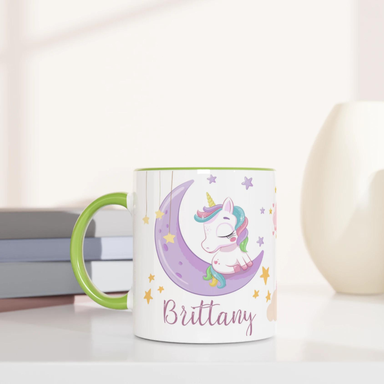 Tasse personnalisée avec licorne, nuages et arc-en-ciel scintillant, intérieur vert, un cadeau enchanteur et original.