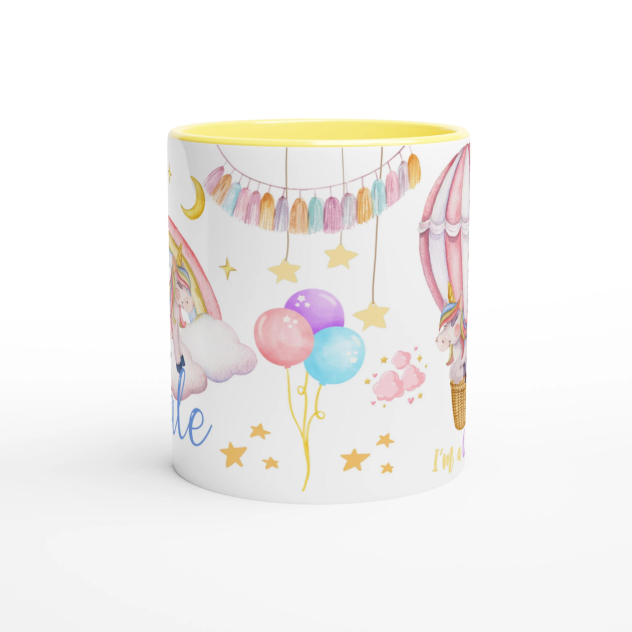 Mug personnalisé avec licorne et arc-en-ciel pastel, intérieur jaune, parfait pour un cadeau lumineux et joyeux.