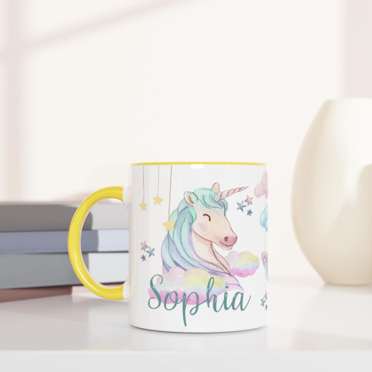 Mug personnalisé avec licorne rêveuse et étoiles scintillantes, intérieur jaune, parfait pour un cadeau lumineux et enchanteur.