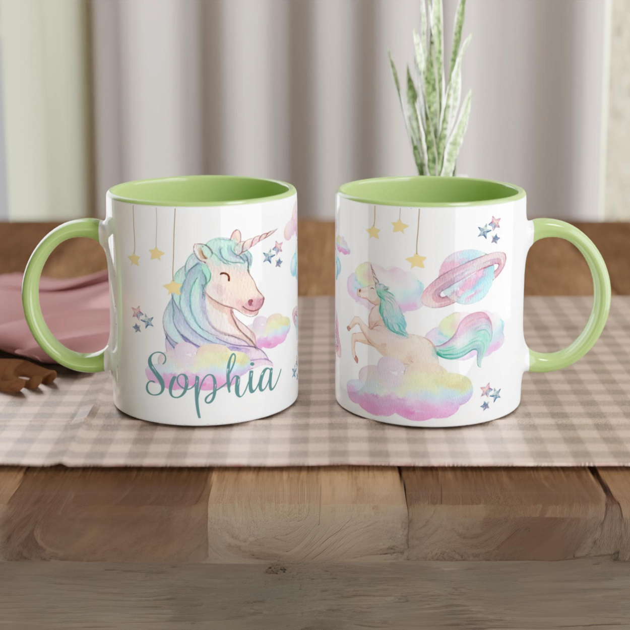 Tasse personnalisée avec licorne et nuages colorés, intérieur vert, un cadeau original et enchanteur.
