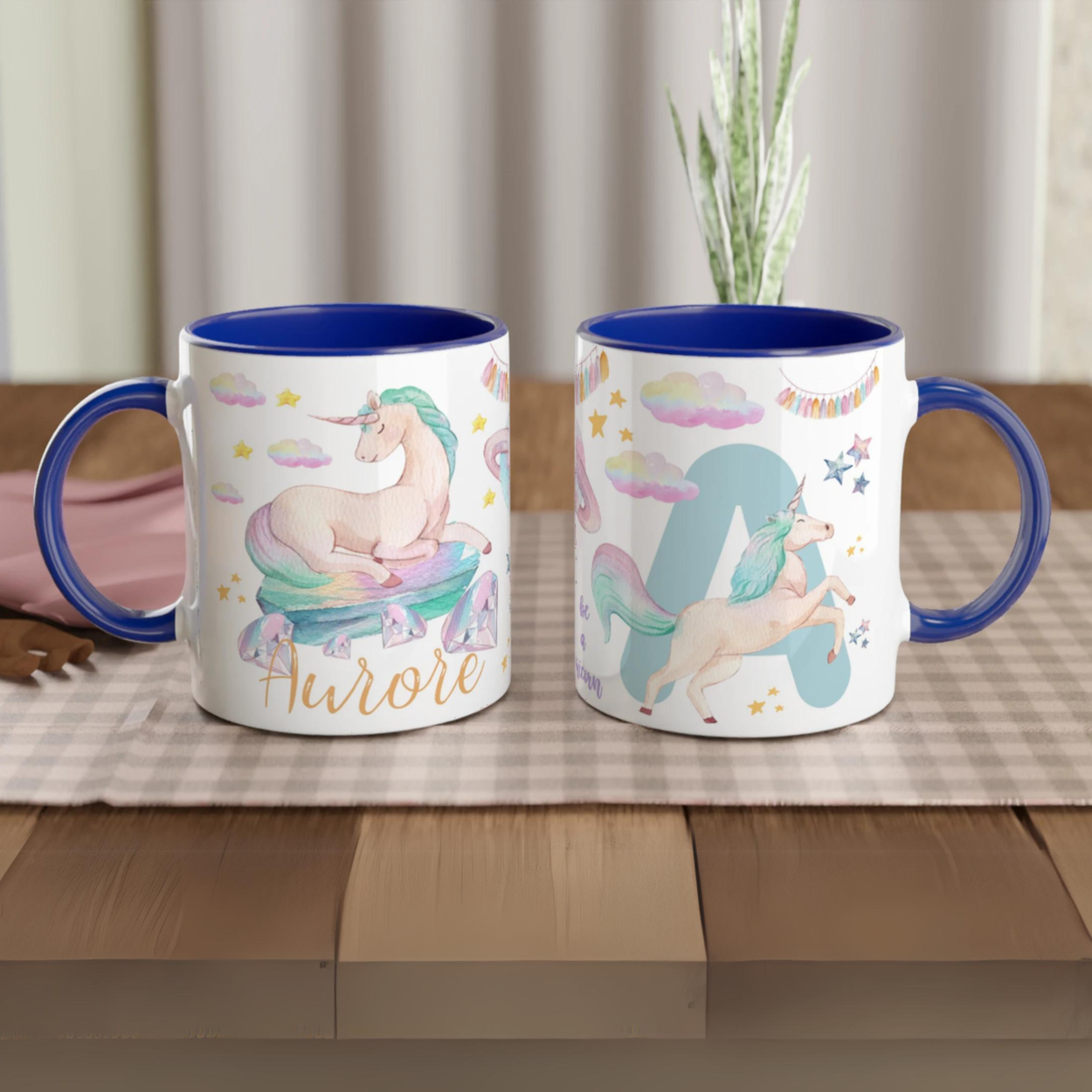 Mug personnalisé avec licorne galopant sur un arc-en-ciel, intérieur bleu, parfait pour une petite rêveuse passionnée de magie.
