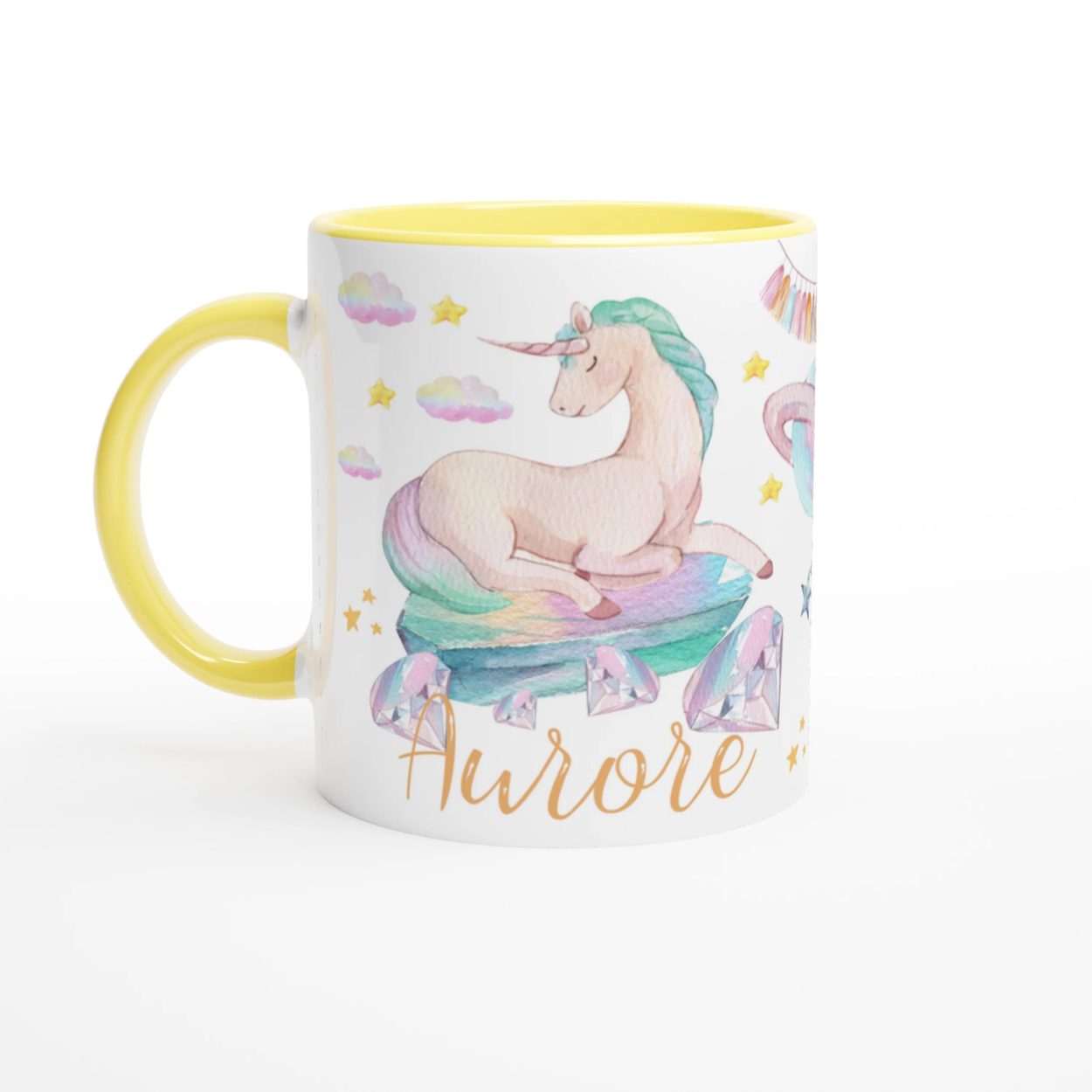 Mug personnalisé avec licorne ailée et étoiles scintillantes, intérieur jaune, parfait pour un cadeau lumineux et joyeux.