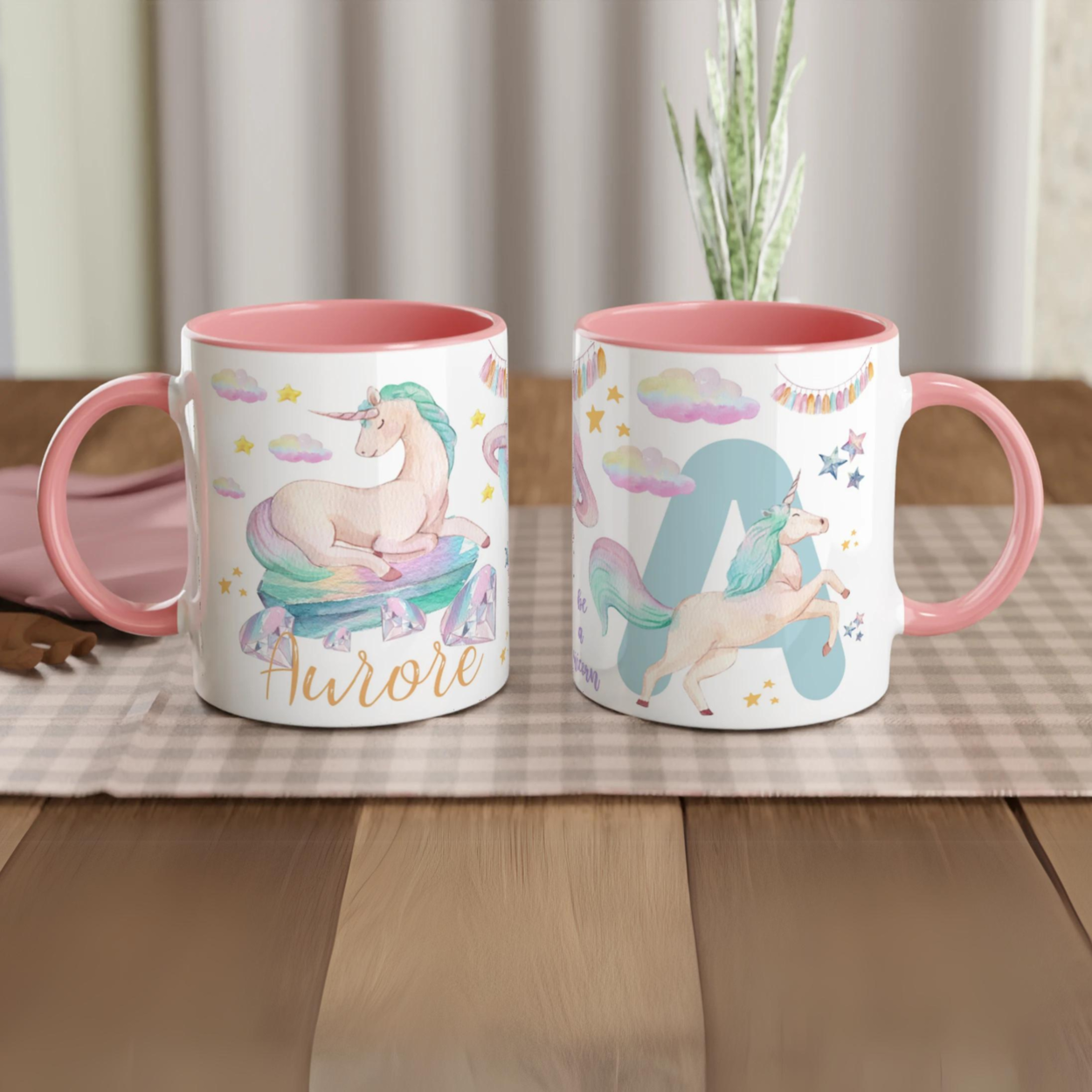 Tasse personnalisée avec licorne élégante et nuages colorés, intérieur rose, idéale pour un cadeau tendre et magique.