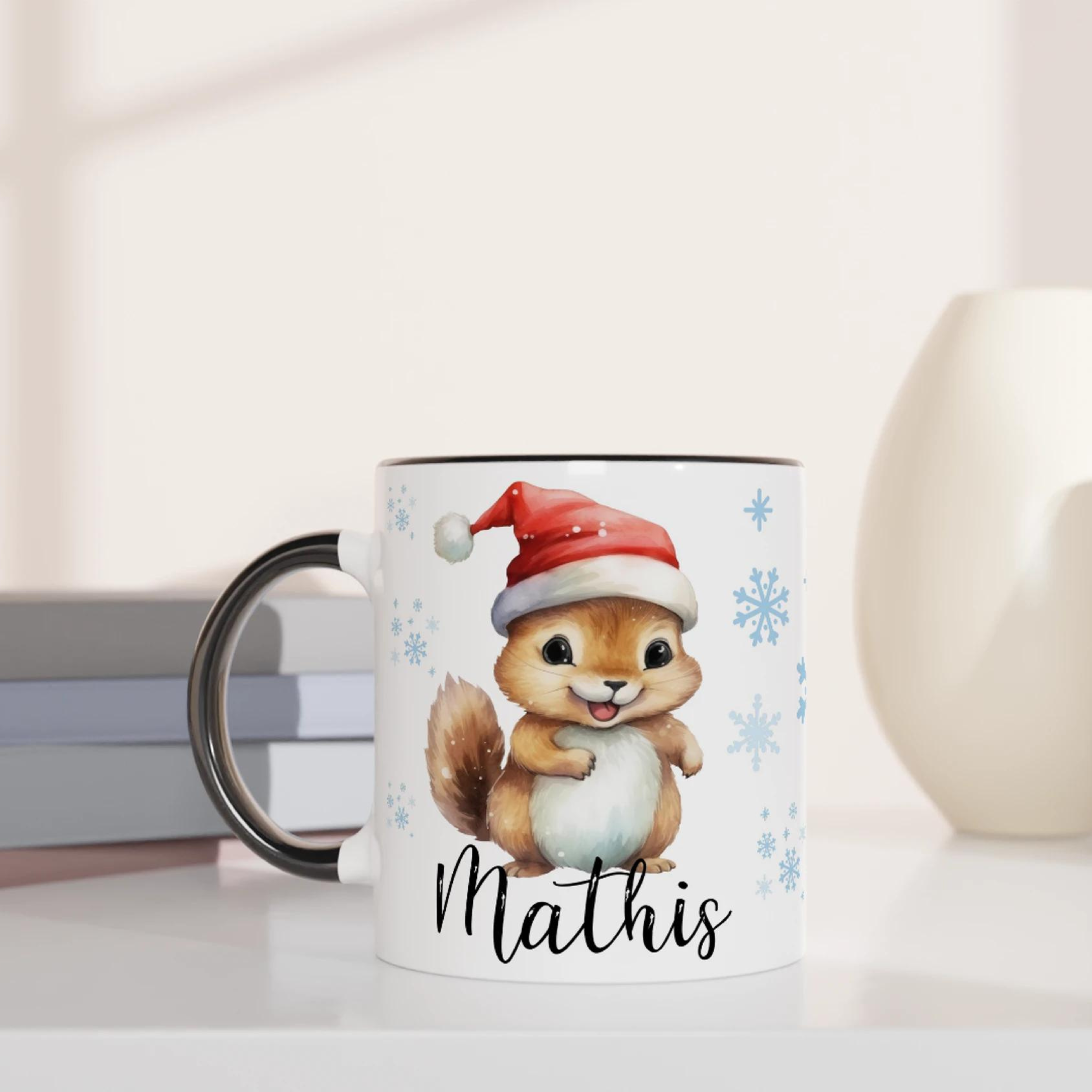 Mug personnalisé avec un écureuil de Noël entouré de flocons, intérieur noir, un contraste élégant pour célébrer les fêtes avec style.