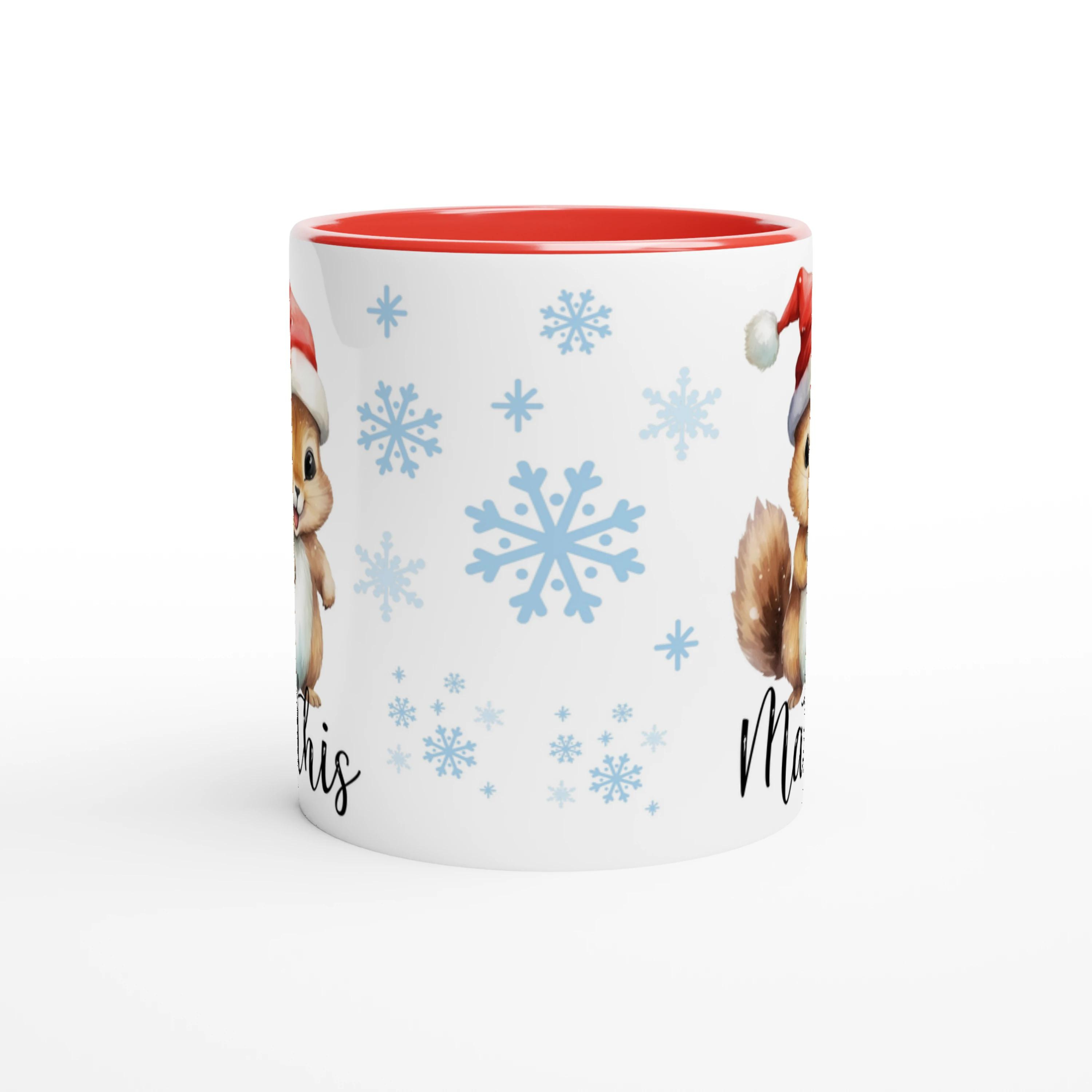 Tasse de Noël personnalisée avec un écureuil joyeux en bonnet rouge, intérieur rouge, idéal pour une ambiance chaleureuse et festive.