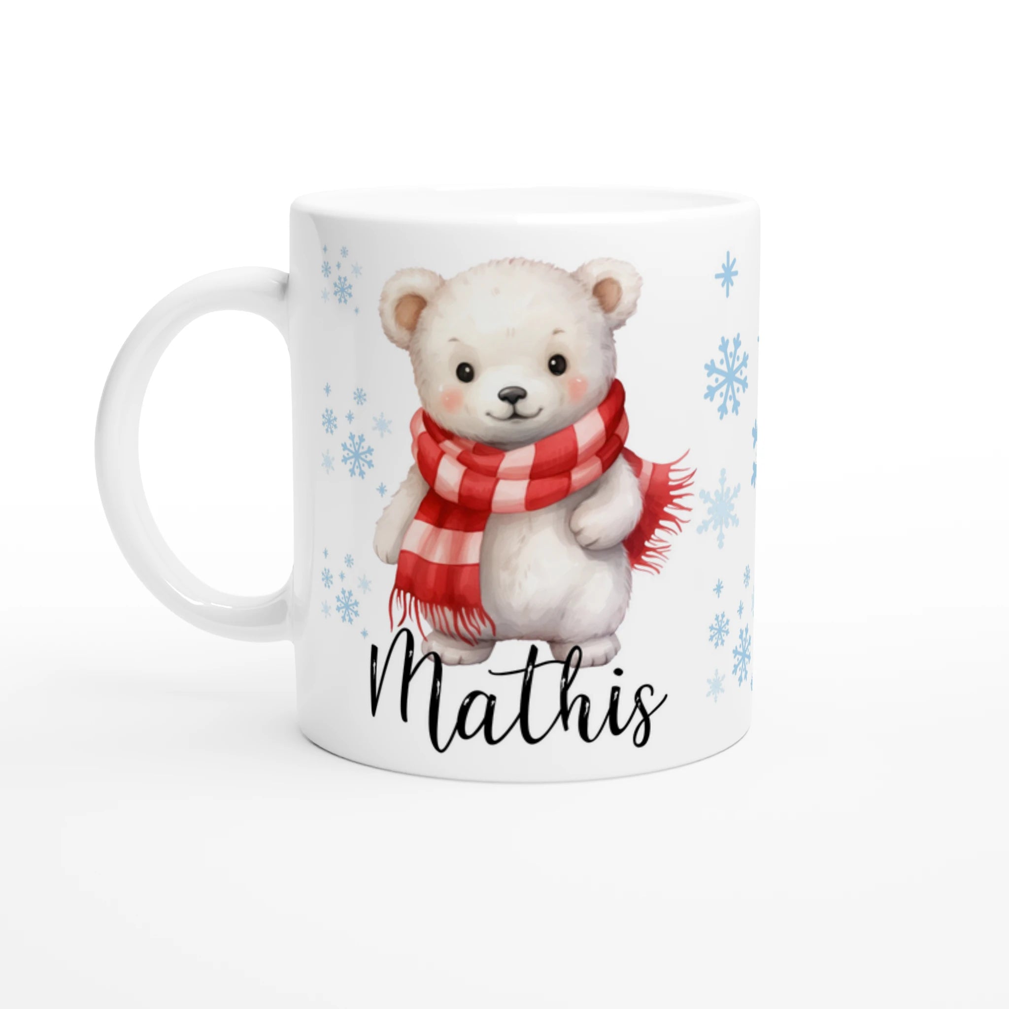 Mug personnalisé avec un adorable ours polaire en écharpe rouge et décor de flocons, parfait pour un cadeau de Noël chaleureux.