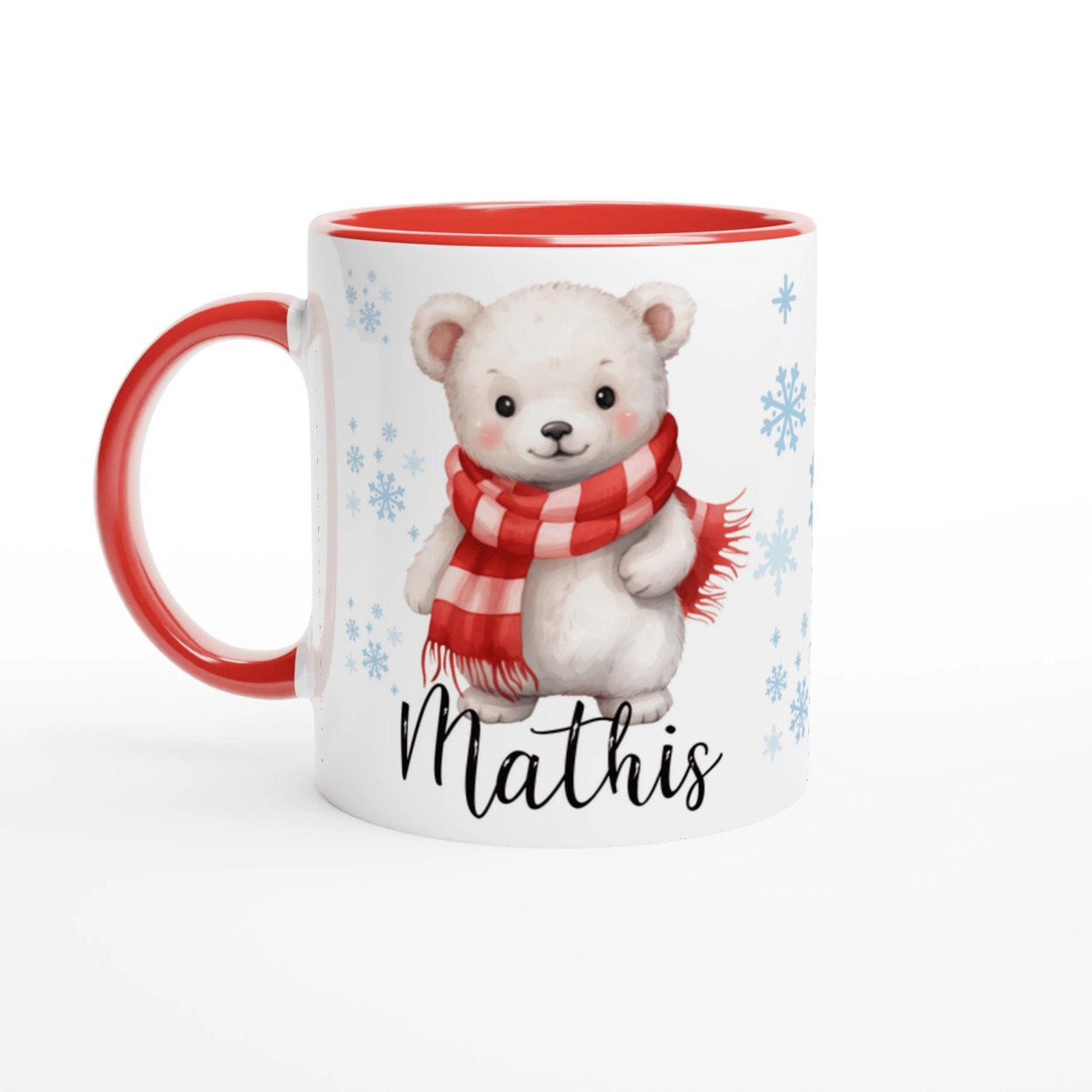 Mug personnalisé de Noël avec un ours polaire emmitouflé dans son écharpe, intérieur rouge, idéal pour une ambiance festive.