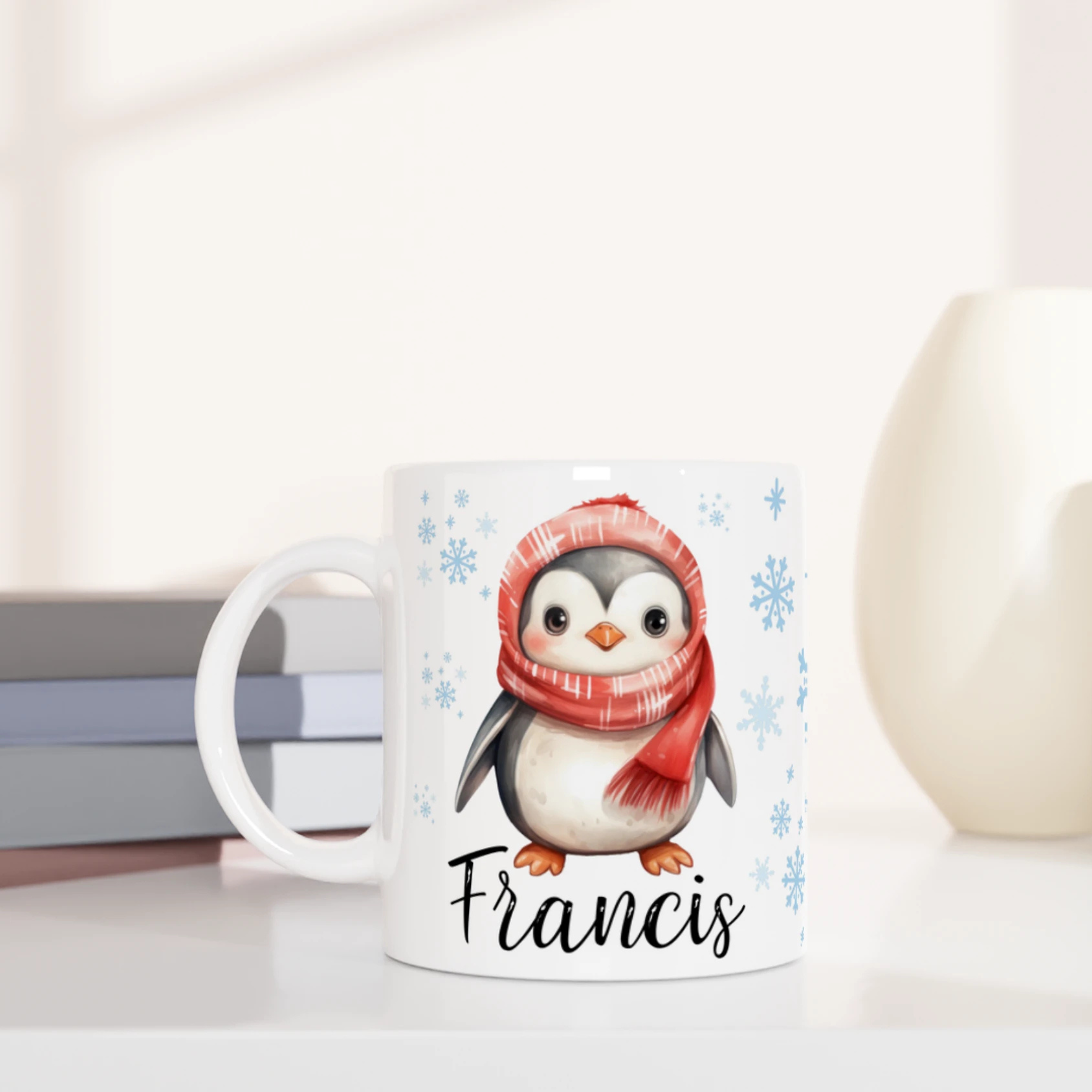 Mug personnalisé avec un adorable pingouin portant une écharpe rouge, décoré de flocons de neige, parfait pour un cadeau de Noël unique.
