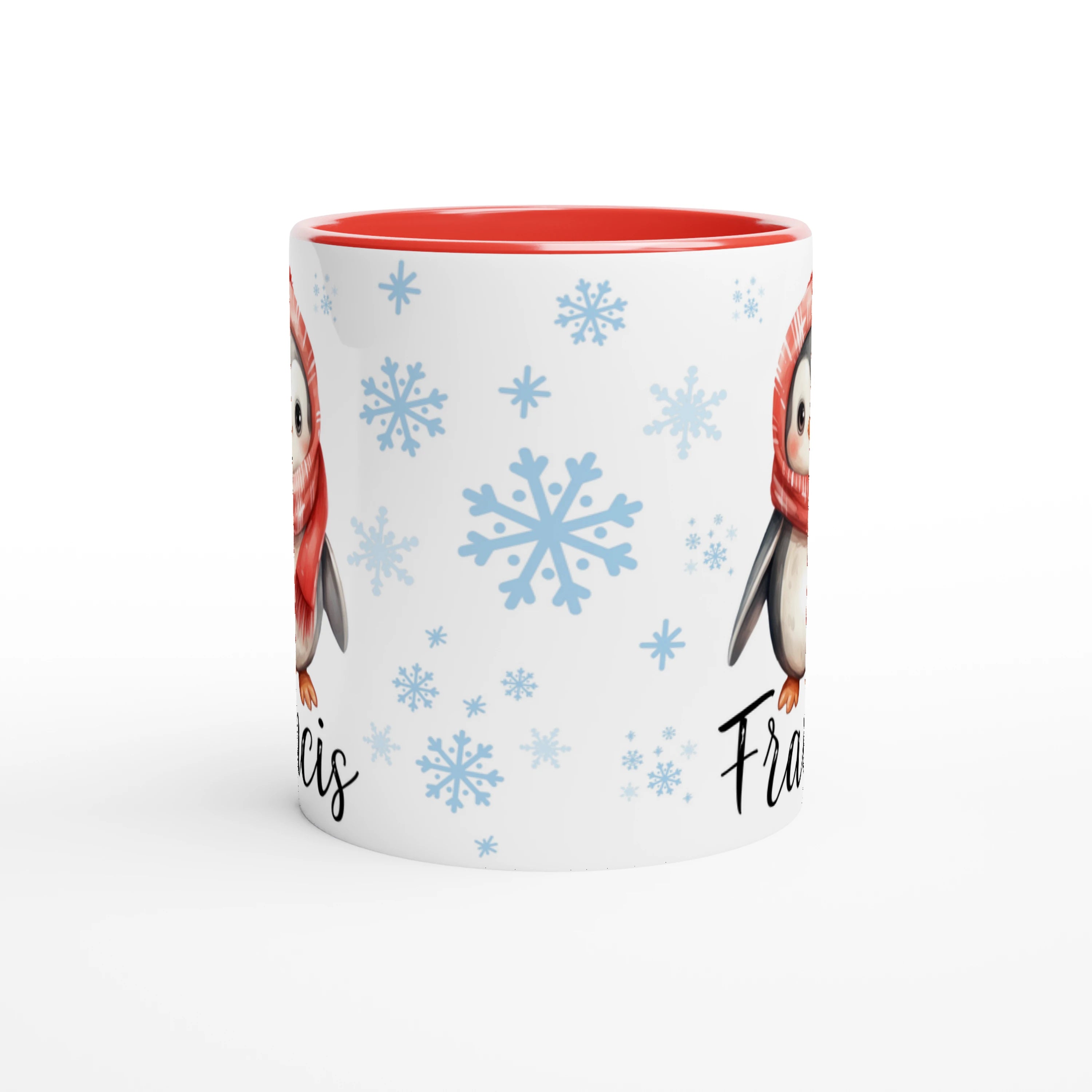 Mug personnalisé de Noël avec un mignon pingouin en écharpe rouge, intérieur rouge, idéal pour une ambiance festive et chaleureuse.