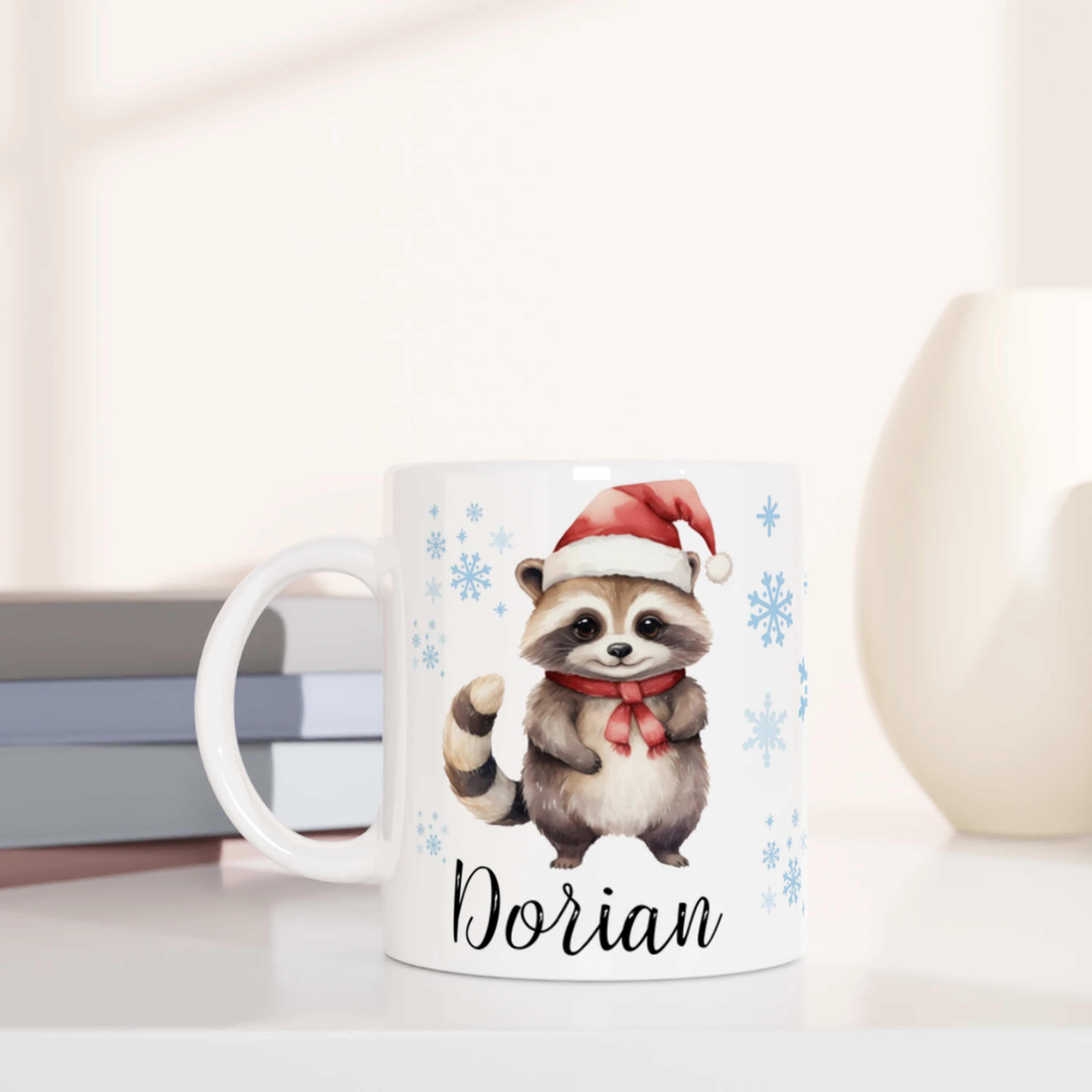 Mug personnalisé avec un adorable raton laveur coiffé d’un bonnet de Noël, décoré de flocons de neige, parfait pour un cadeau festif.