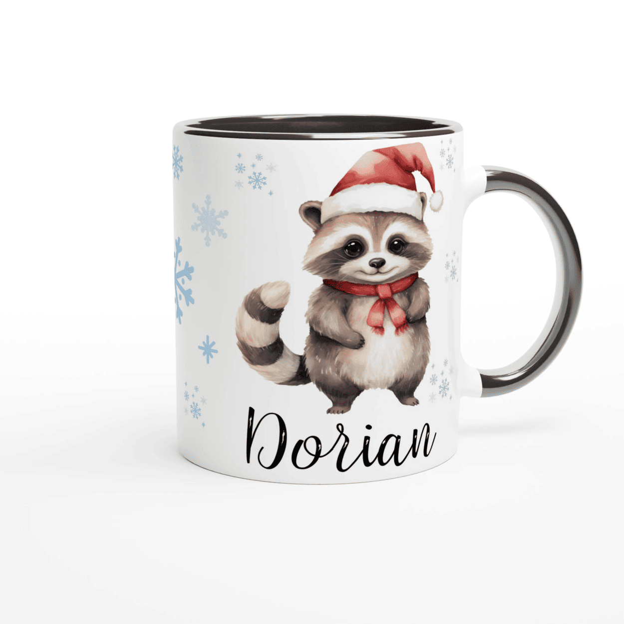 Tasse personnalisée avec un raton laveur en bonnet de Noël, intérieur noir, idéale pour une ambiance hivernale élégante.