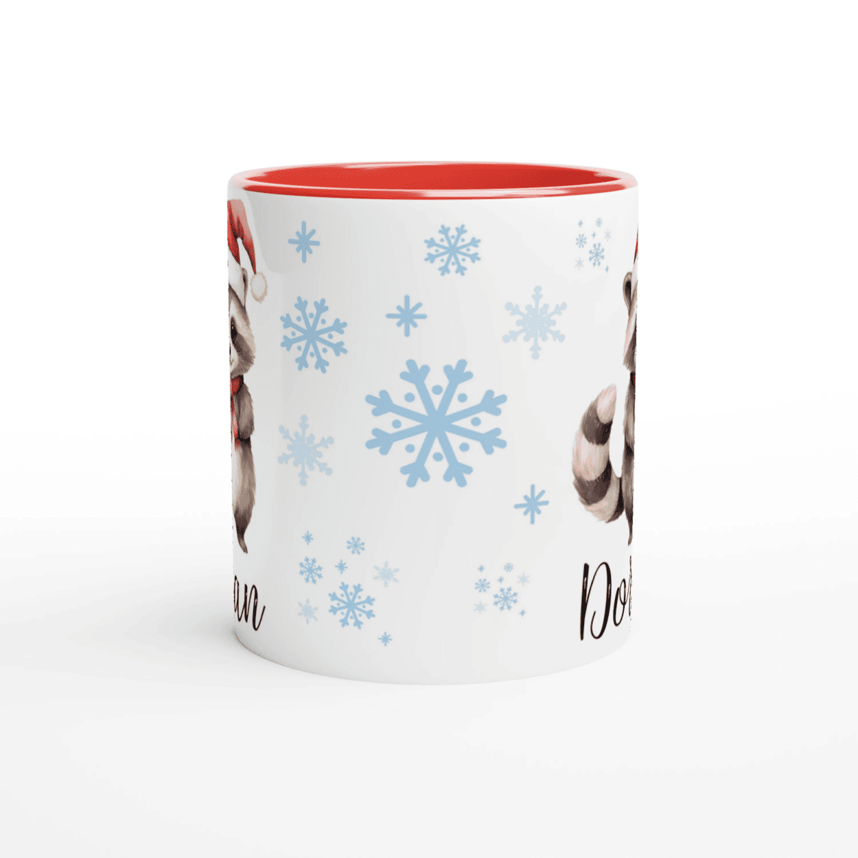 Mug personnalisé de Noël avec un mignon raton laveur et des flocons de neige, intérieur rouge, pour une touche festive et chaleureuse.