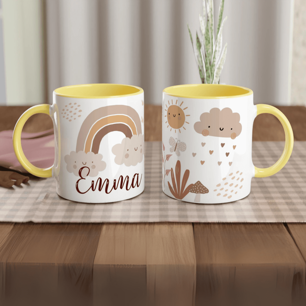 Mug personnalisé avec soleil et nuage bohème en tons naturels, intérieur jaune, parfait pour un cadeau lumineux et réconfortant.