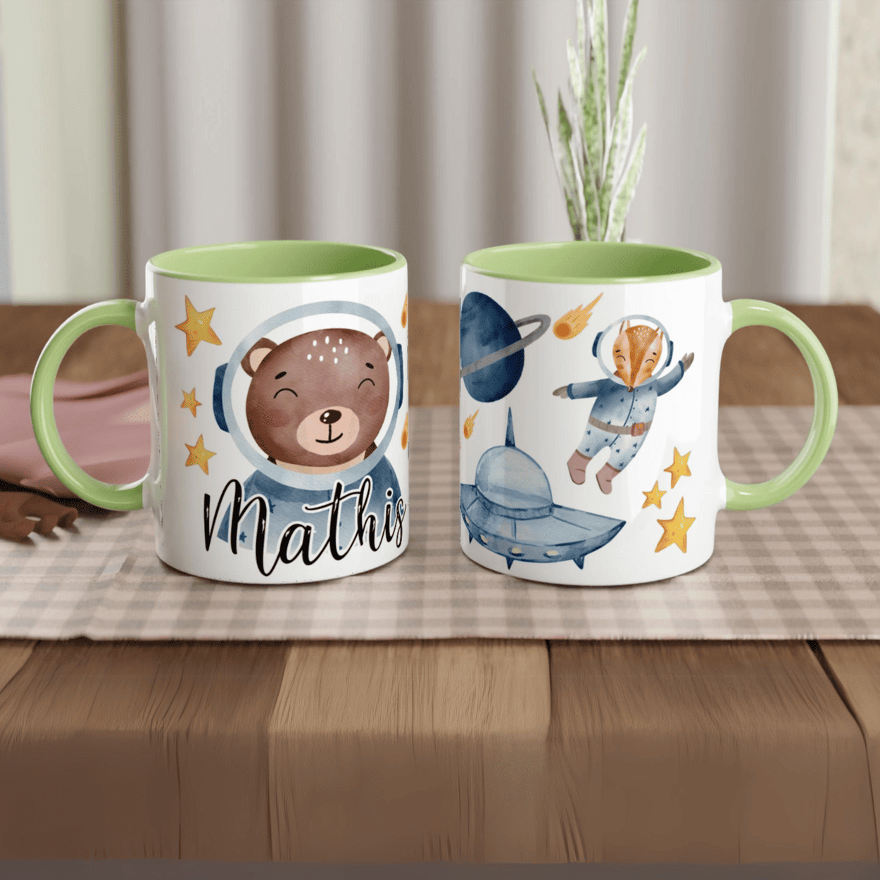 Tasse personnalisée avec ourson et vaisseau spatial, intérieur vert, un cadeau original et apaisant.