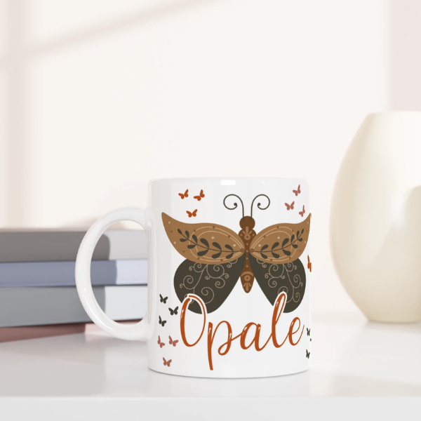 Mug personnalisé tout blanc avec papillon boho et arc-en-ciel en tons naturels, idéal pour un cadeau doux et tendance.