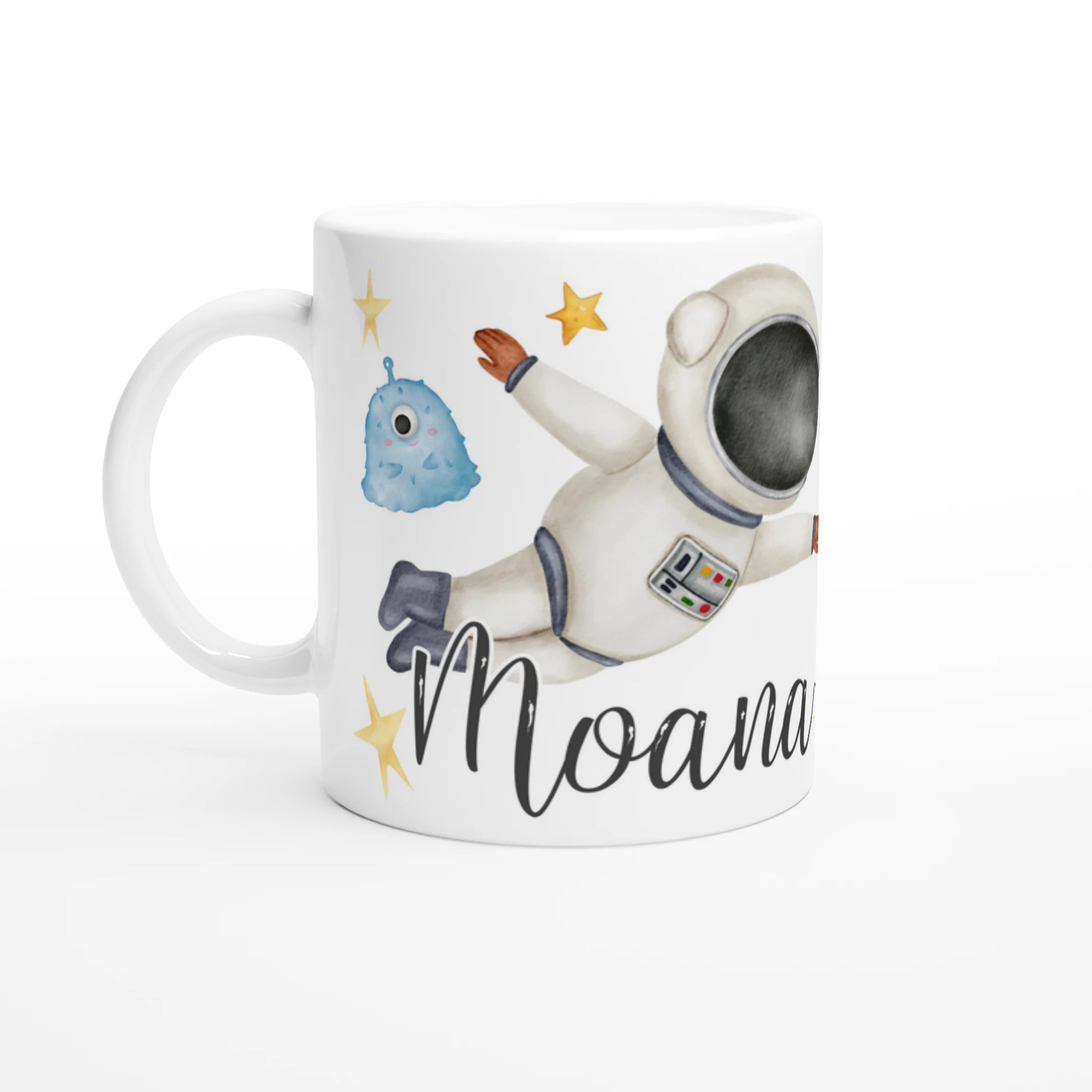 Mug personnalisé tout blanc avec astronaute flottant dans l’espace et extraterrestres, parfait pour un cadeau enfant original.