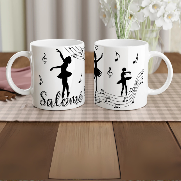 Mug personnalisable tout blanc avec prénom, silhouette de danseuse classique et notes de musique, idéal pour un cadeau élégant et unique.